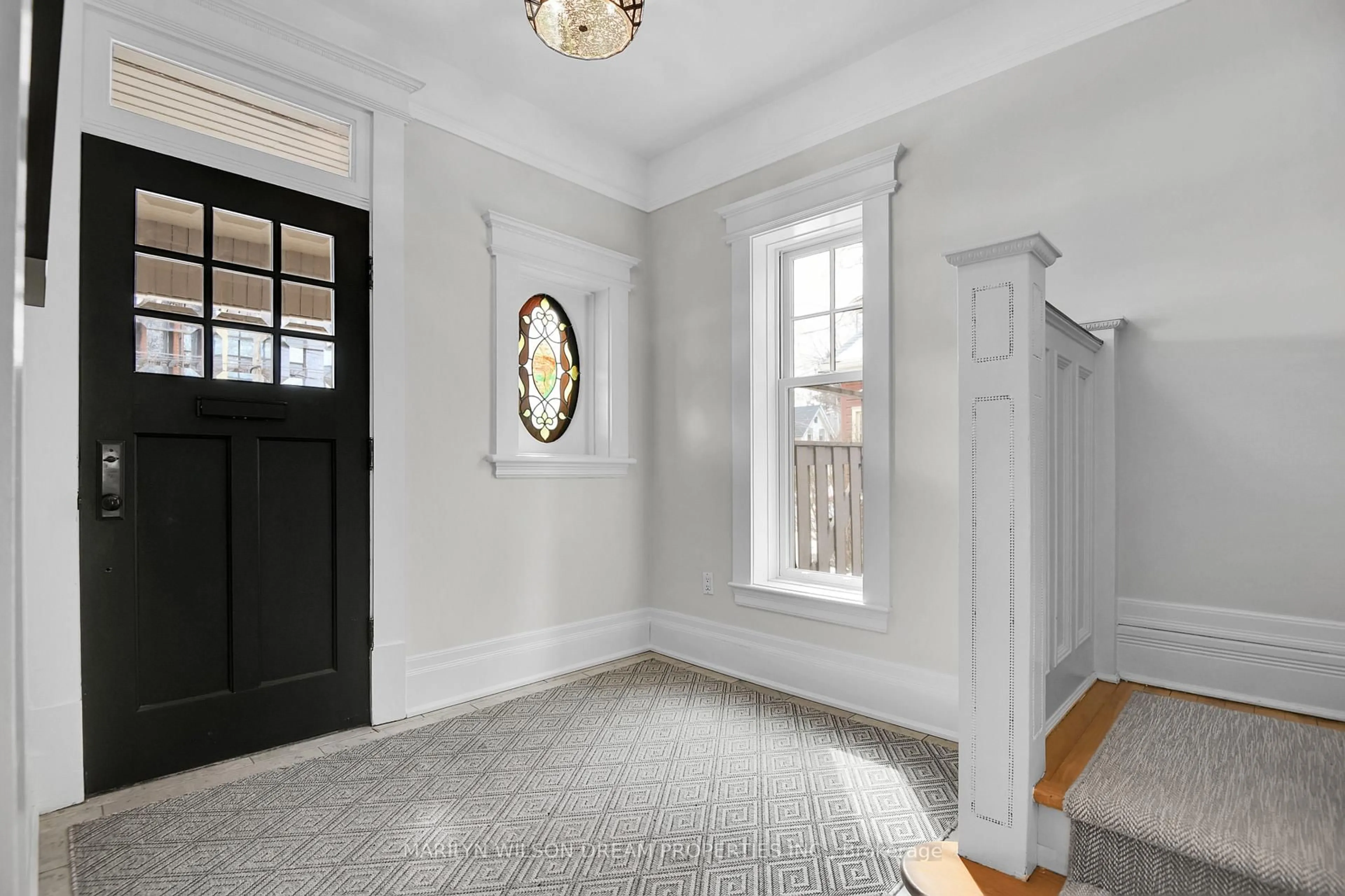 Indoor entryway for 7 Second Ave, Ottawa Ontario K1S 2H2