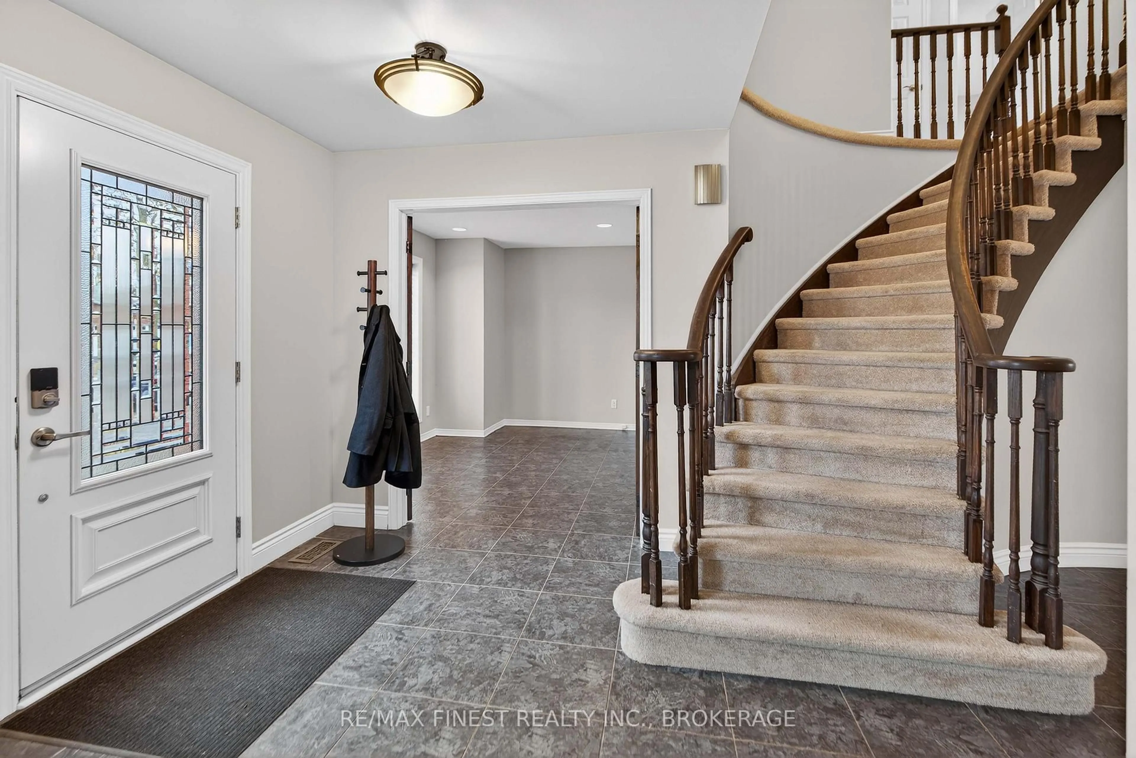 Indoor foyer for 34 LORADEAN Cres, Kingston Ontario K7K 6X7