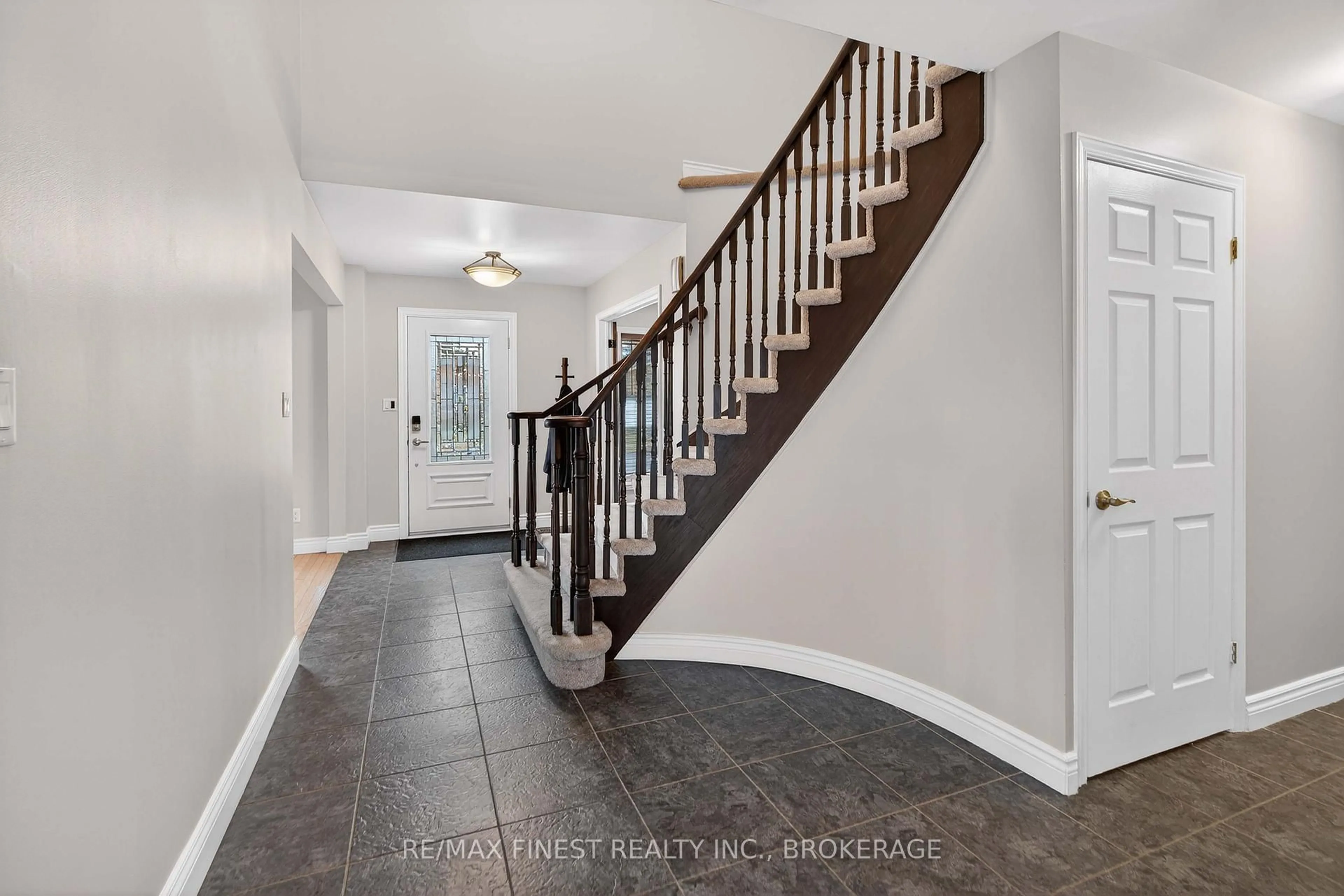 Indoor entryway for 34 LORADEAN Cres, Kingston Ontario K7K 6X7