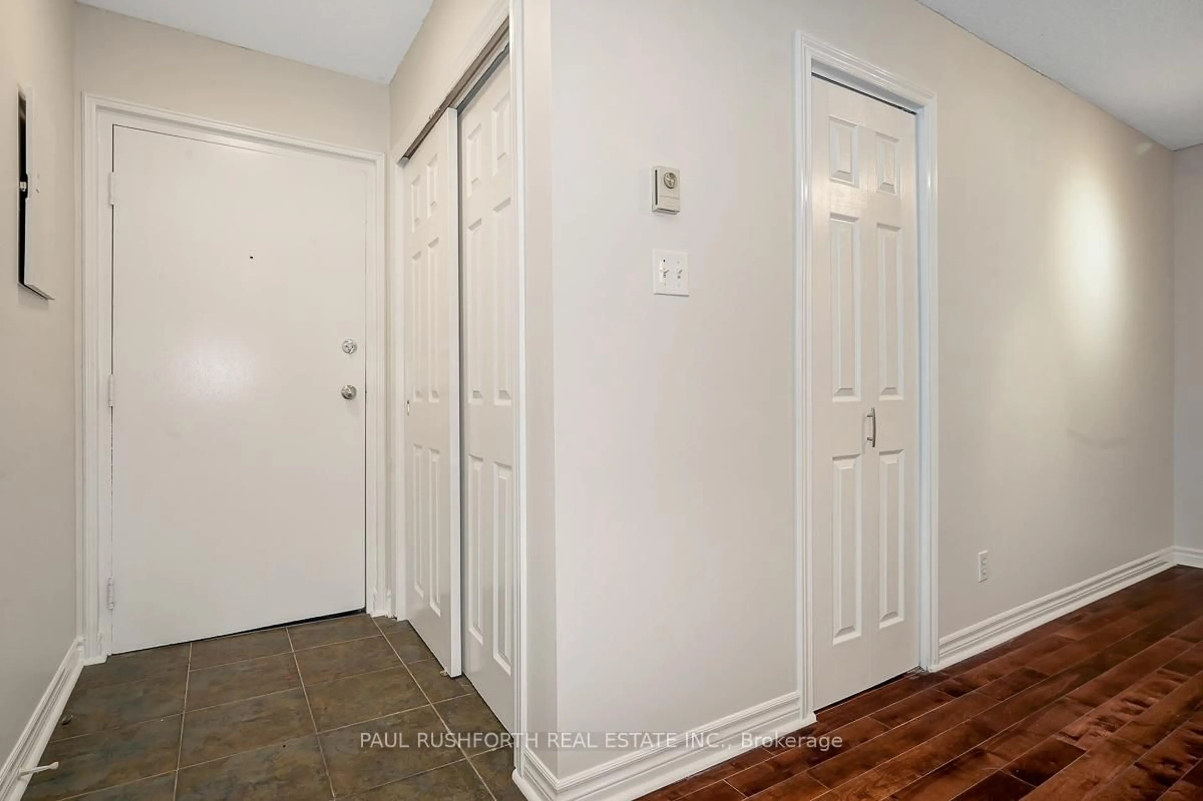 Indoor entryway for 41 Hilda St #201, Ottawa Ontario K1Y 4T4