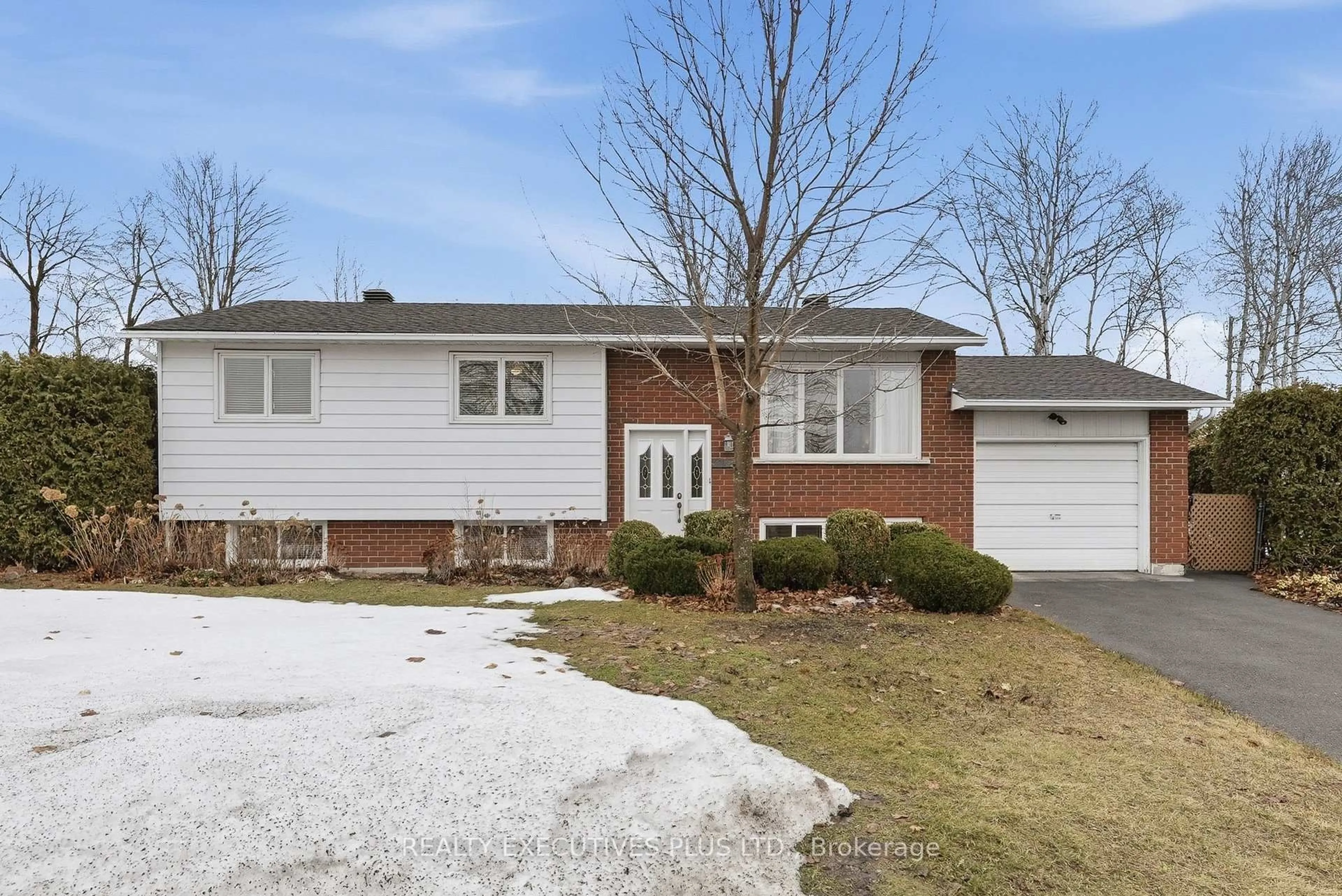 Home with brick exterior material, street for 991 St Jacques St, Clarence-Rockland Ontario K4K 1C1