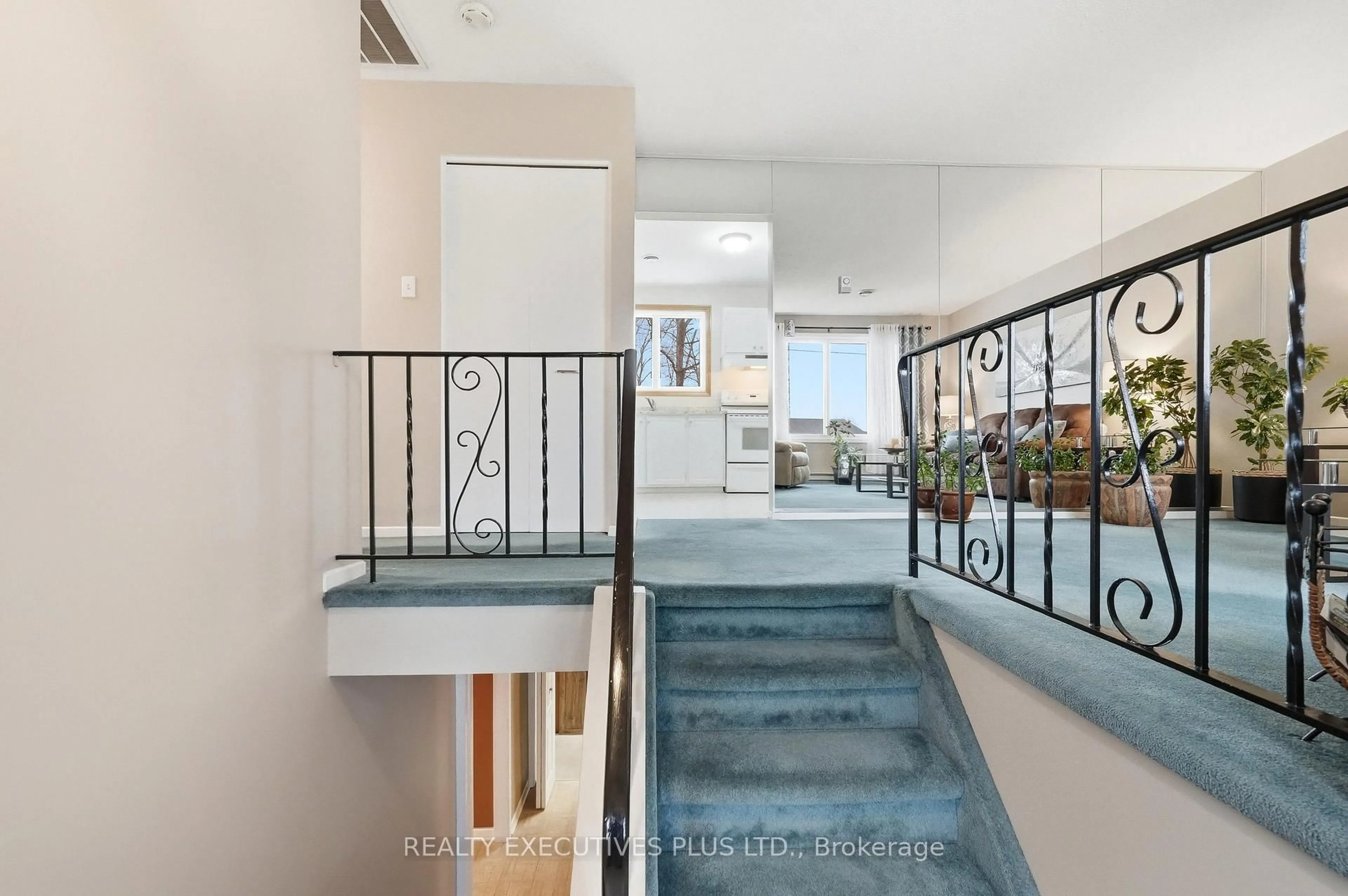 Indoor foyer for 991 St Jacques St, Clarence-Rockland Ontario K4K 1C1