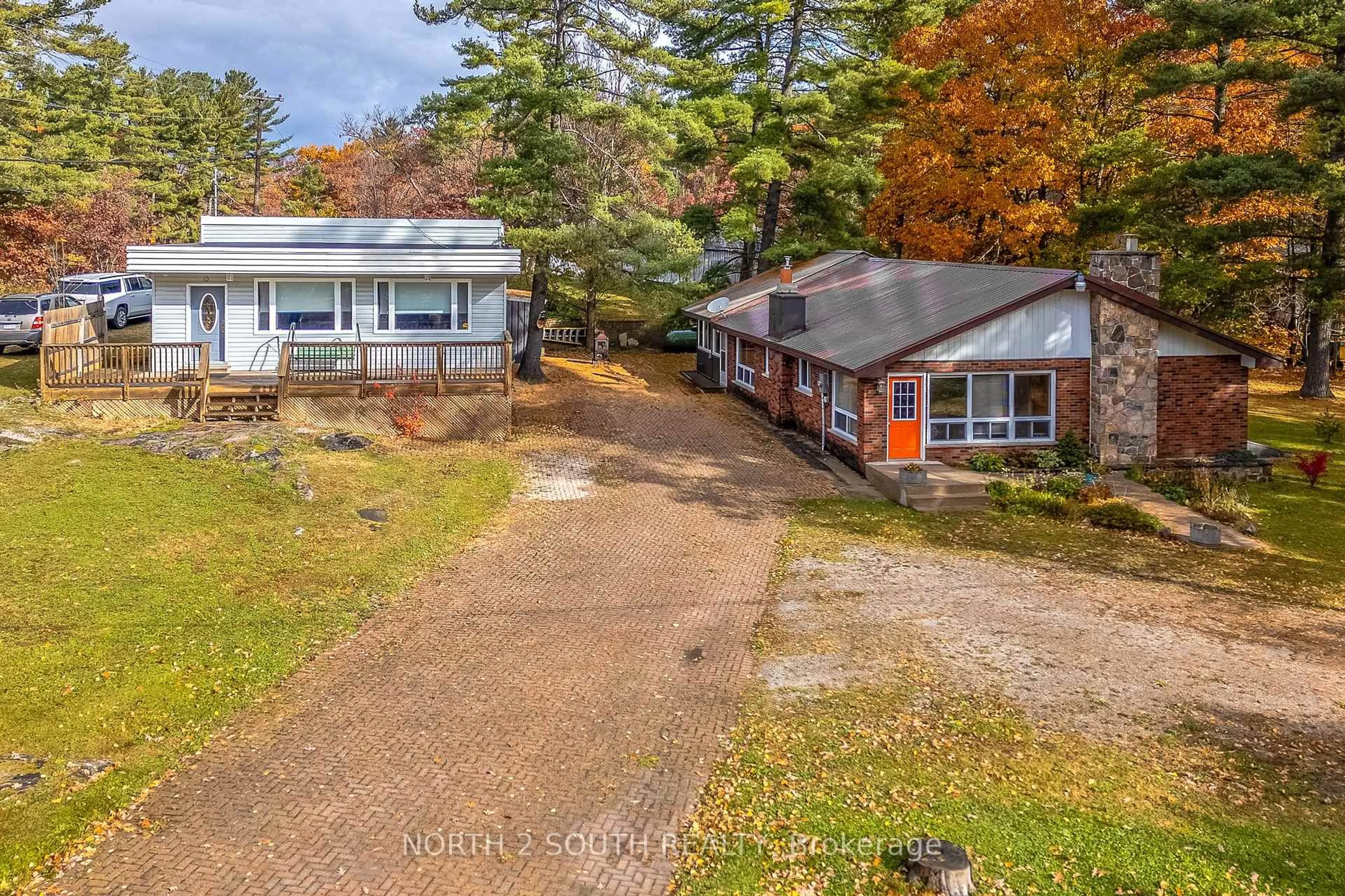 A pic from outside/outdoor area/front of a property/back of a property/a pic from drone, unknown for 2512 Honey Harbour Rd, Georgian Bay Ontario P0E 1E0