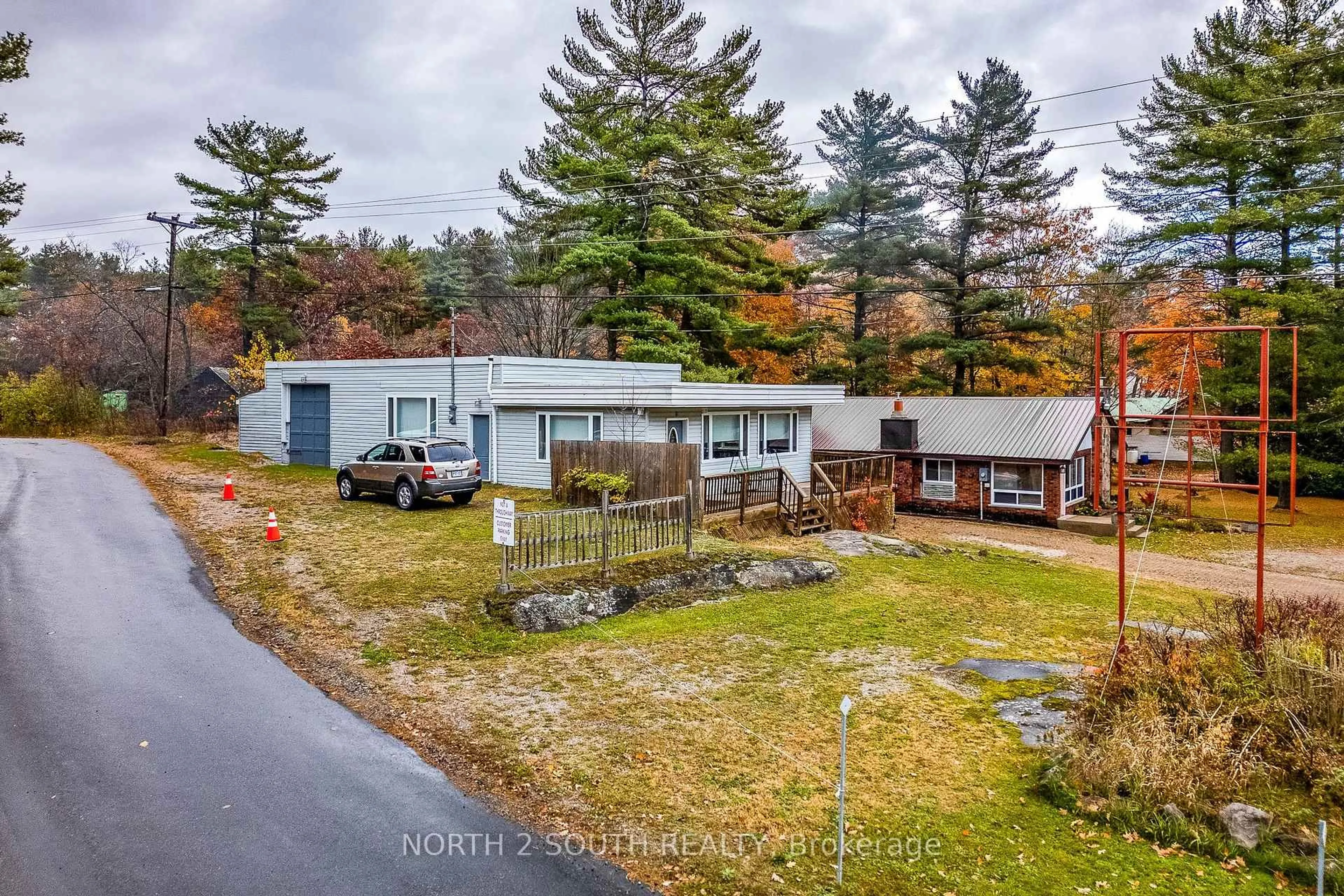 A pic from outside/outdoor area/front of a property/back of a property/a pic from drone, unknown for 2512 Honey Harbour Rd, Georgian Bay Ontario P0E 1E0