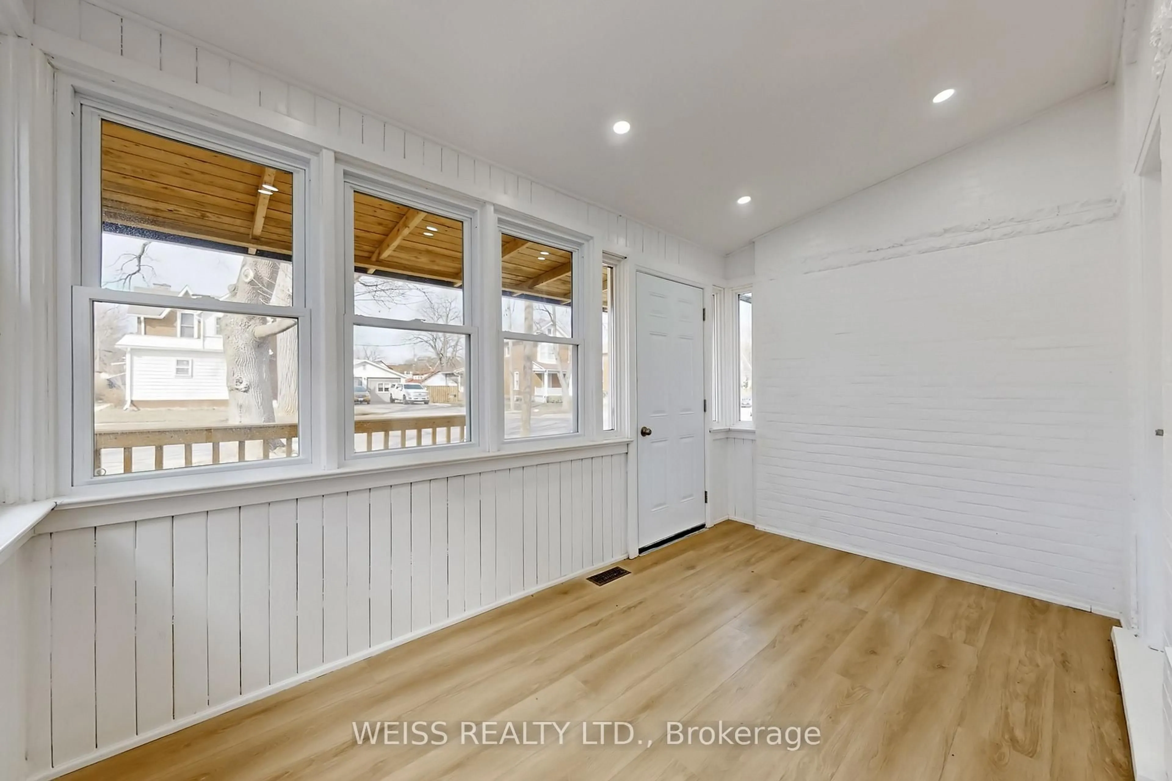 Indoor entryway for 181 Talbot St, Norfolk Ontario N3Y 3W8