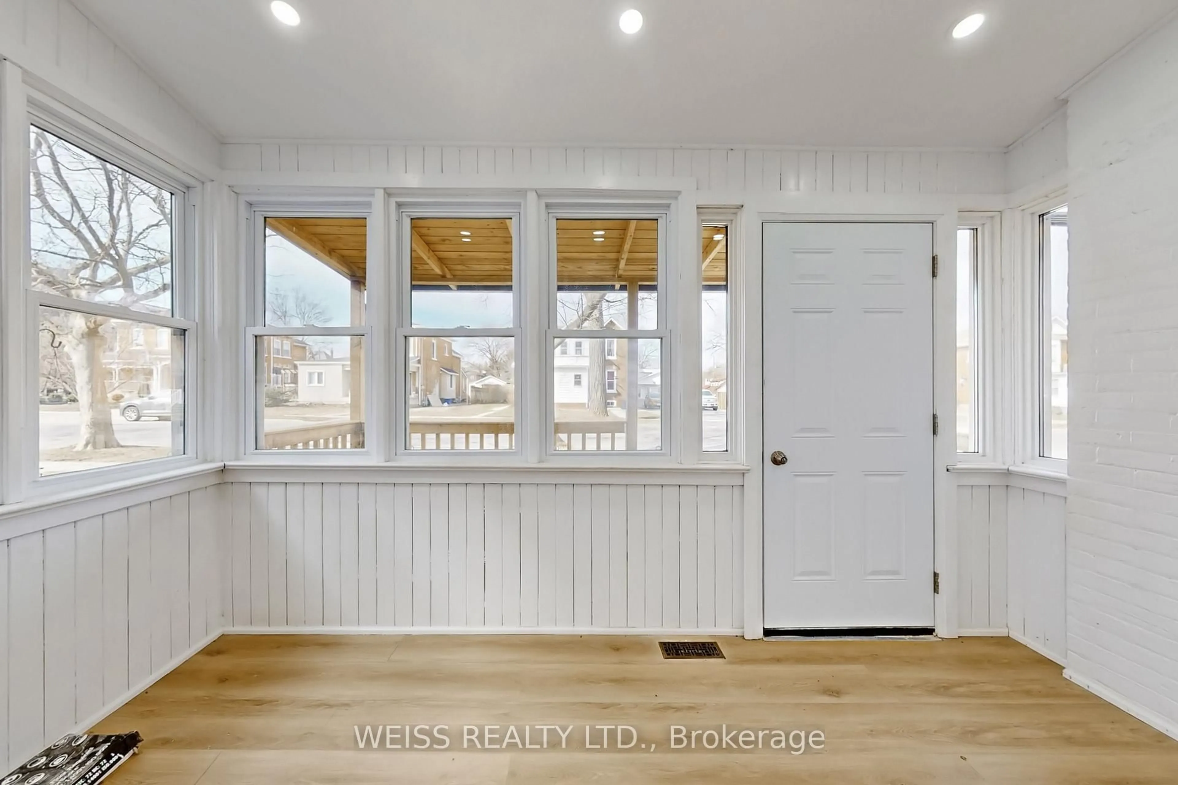 Indoor entryway for 181 Talbot St, Norfolk Ontario N3Y 3W8