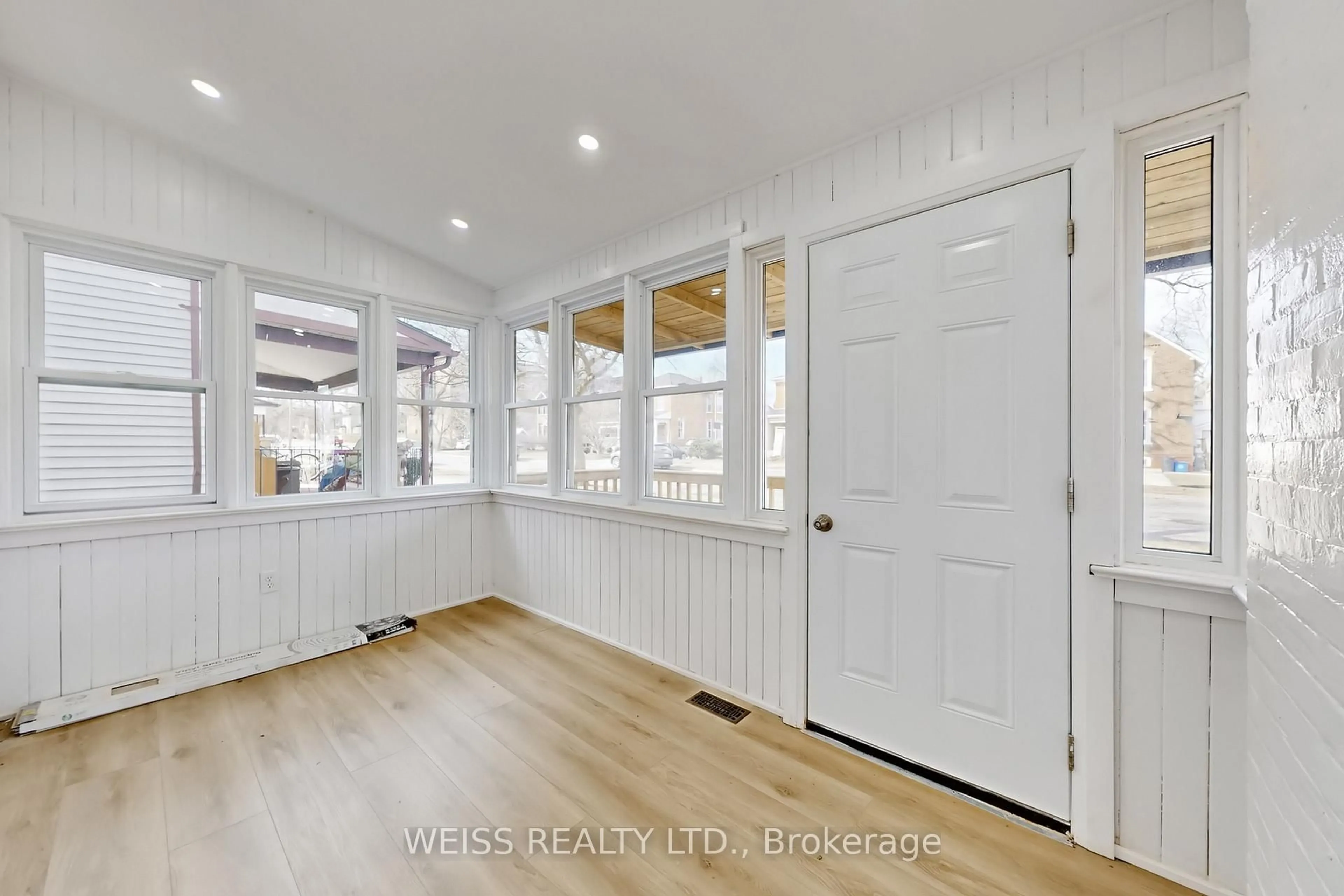 Indoor entryway for 181 Talbot St, Norfolk Ontario N3Y 3W8