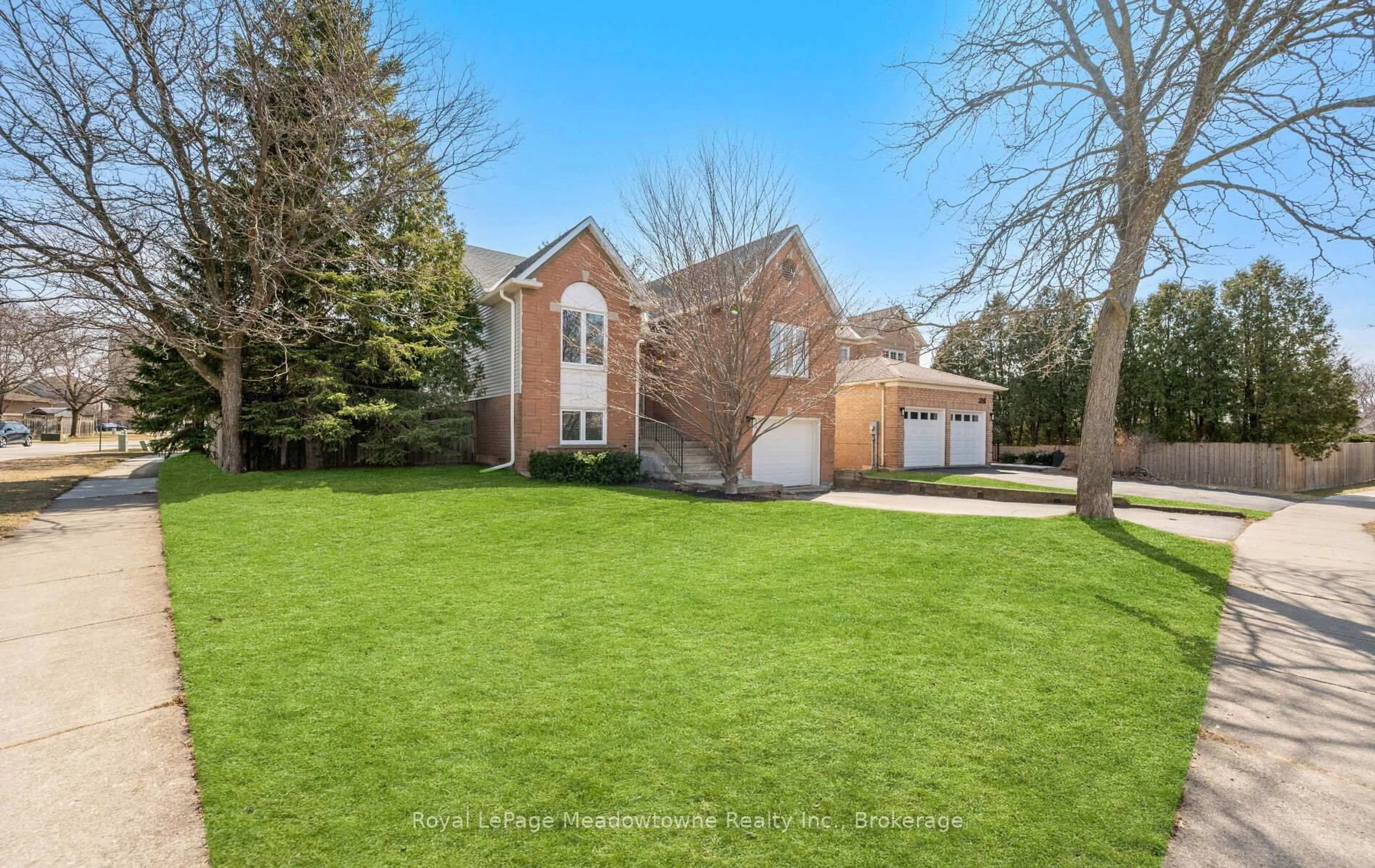 A pic from outside/outdoor area/front of a property/back of a property/a pic from drone, street for 3 Houndtrail Dr, Hamilton Ontario L8B 0L8