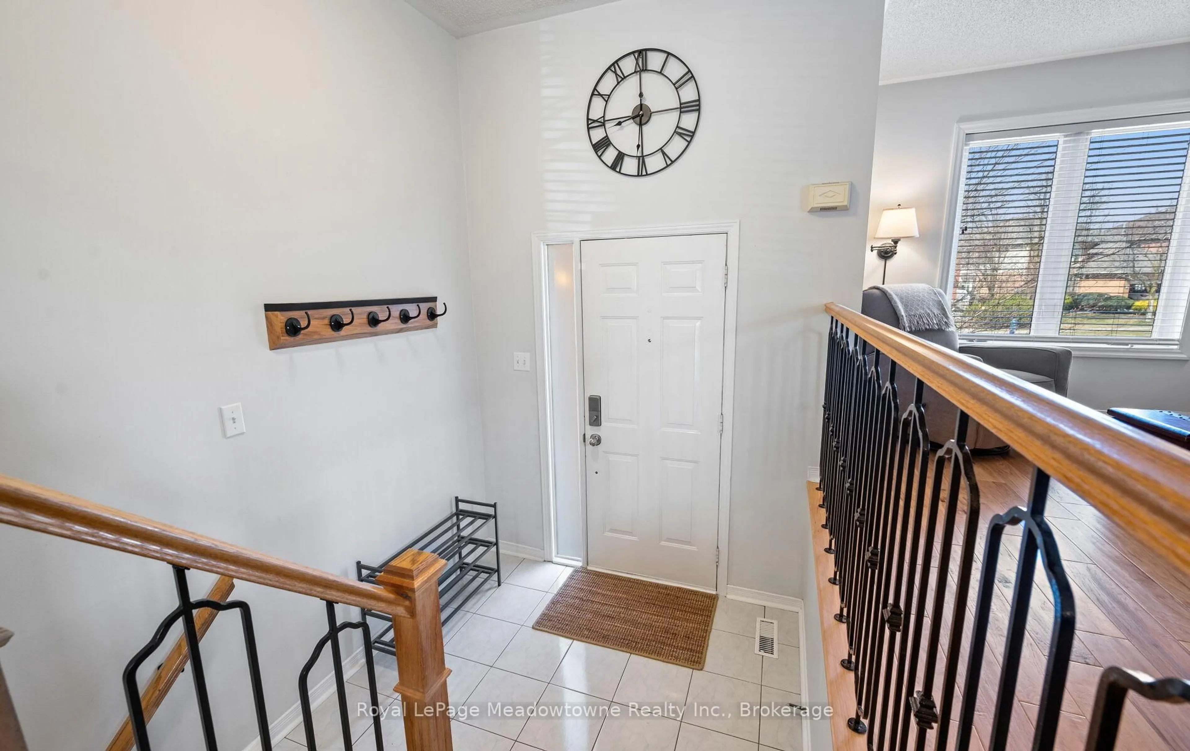 Indoor entryway for 3 Houndtrail Dr, Hamilton Ontario L8B 0L8