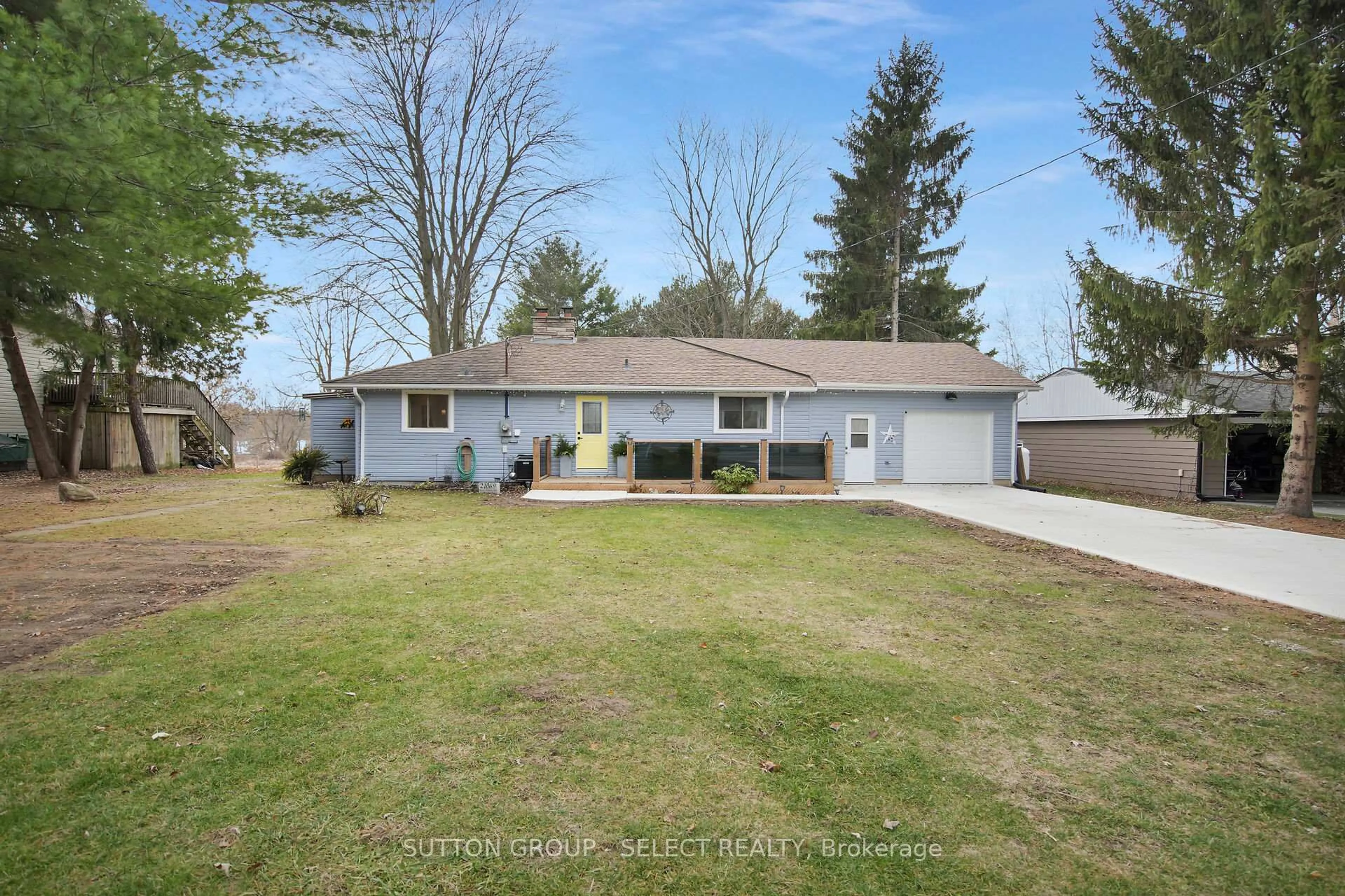 A pic from outside/outdoor area/front of a property/back of a property/a pic from drone, street for 21069 Riverview Dr, Thames Centre Ontario N0M 2P0