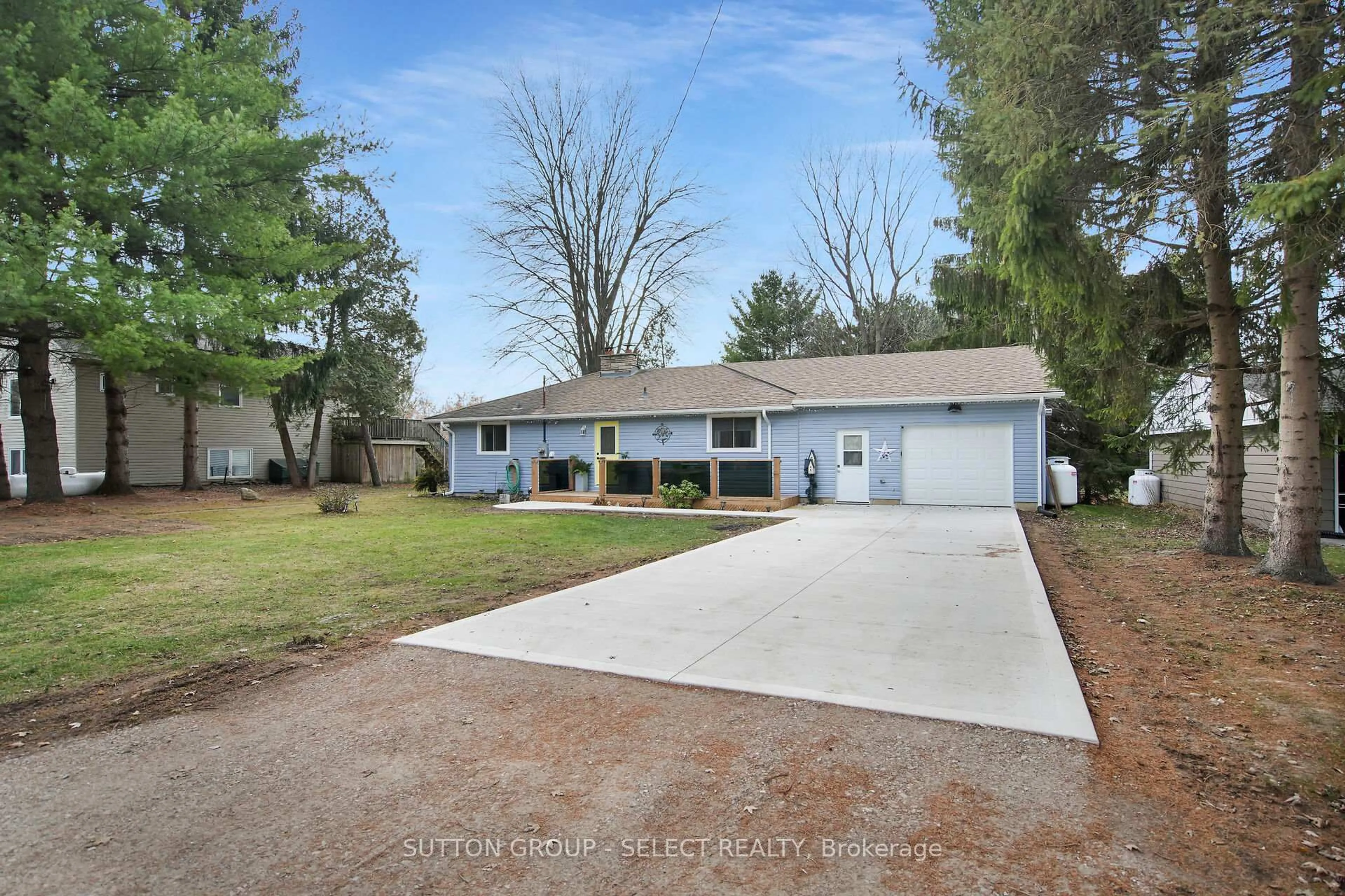 A pic from outside/outdoor area/front of a property/back of a property/a pic from drone, street for 21069 Riverview Dr, Thames Centre Ontario N0M 2P0