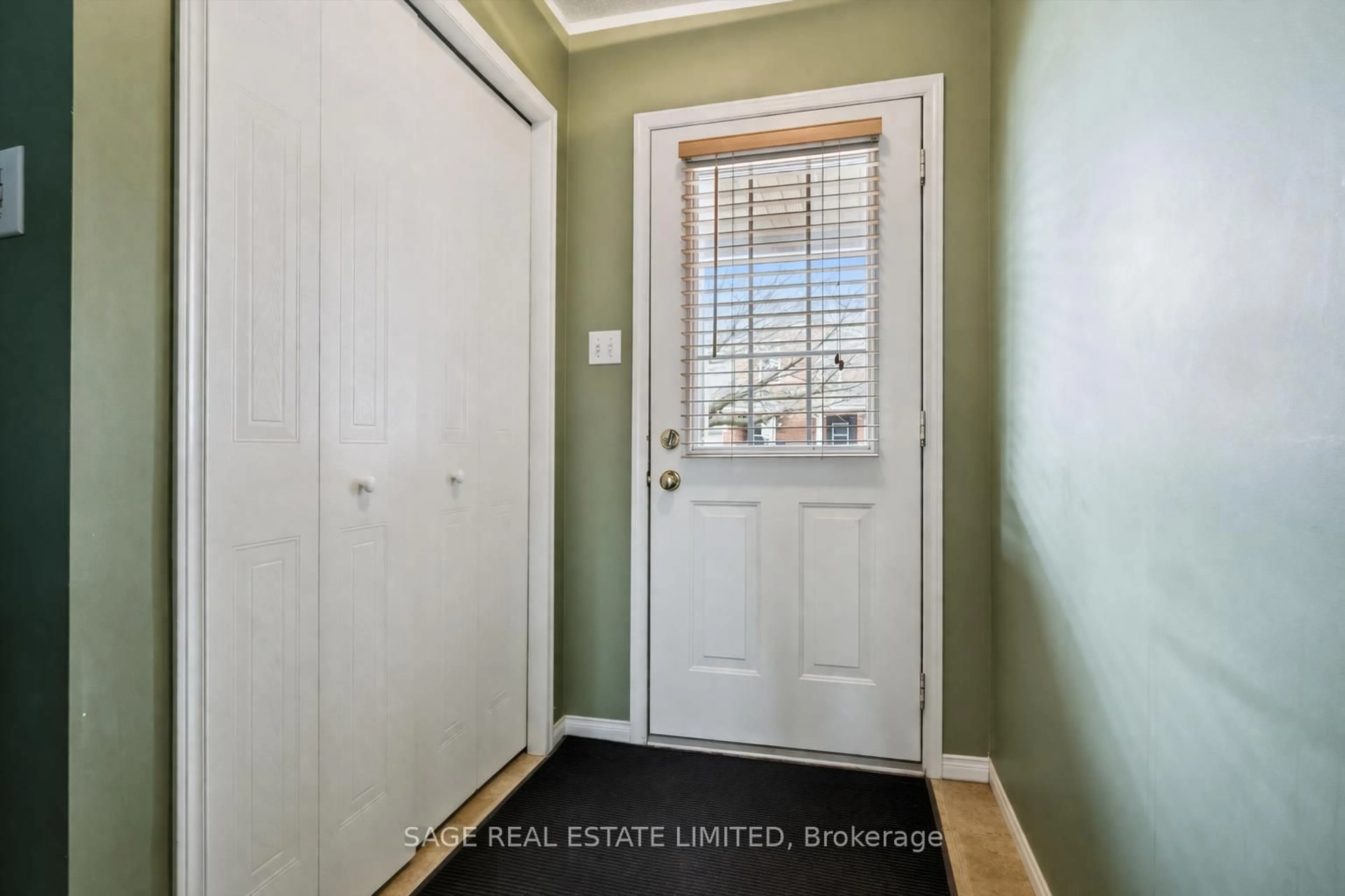 Indoor entryway for 124 GOSLING Gdns #28, Guelph Ontario N1G 5K6