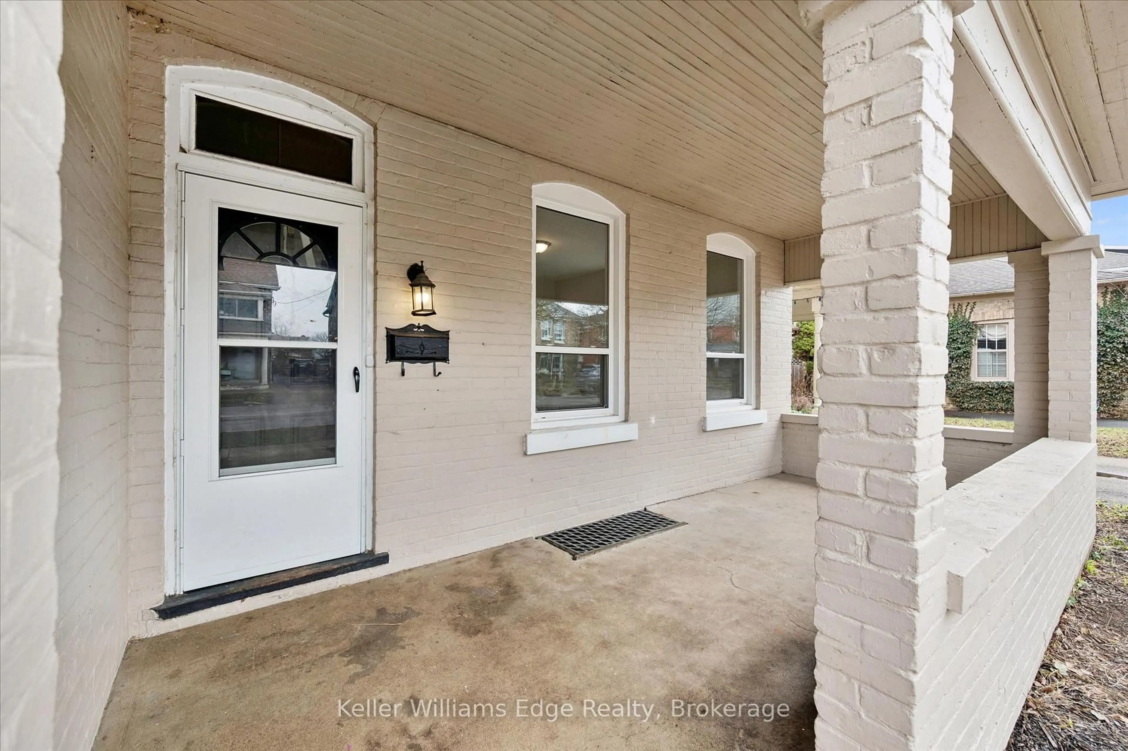 Indoor entryway for 59 William St, Brantford Ontario N3T 3K6