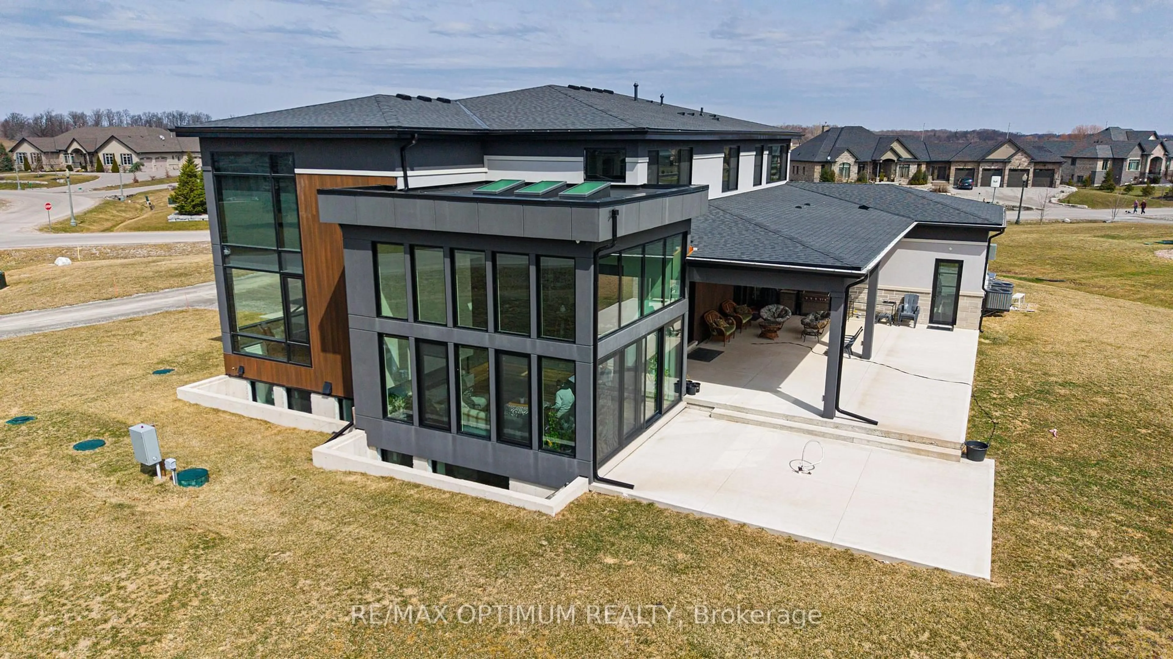 A pic from outside/outdoor area/front of a property/back of a property/a pic from drone, building for 3 Alexander Blvd, Haldimand Ontario N0A 1R0