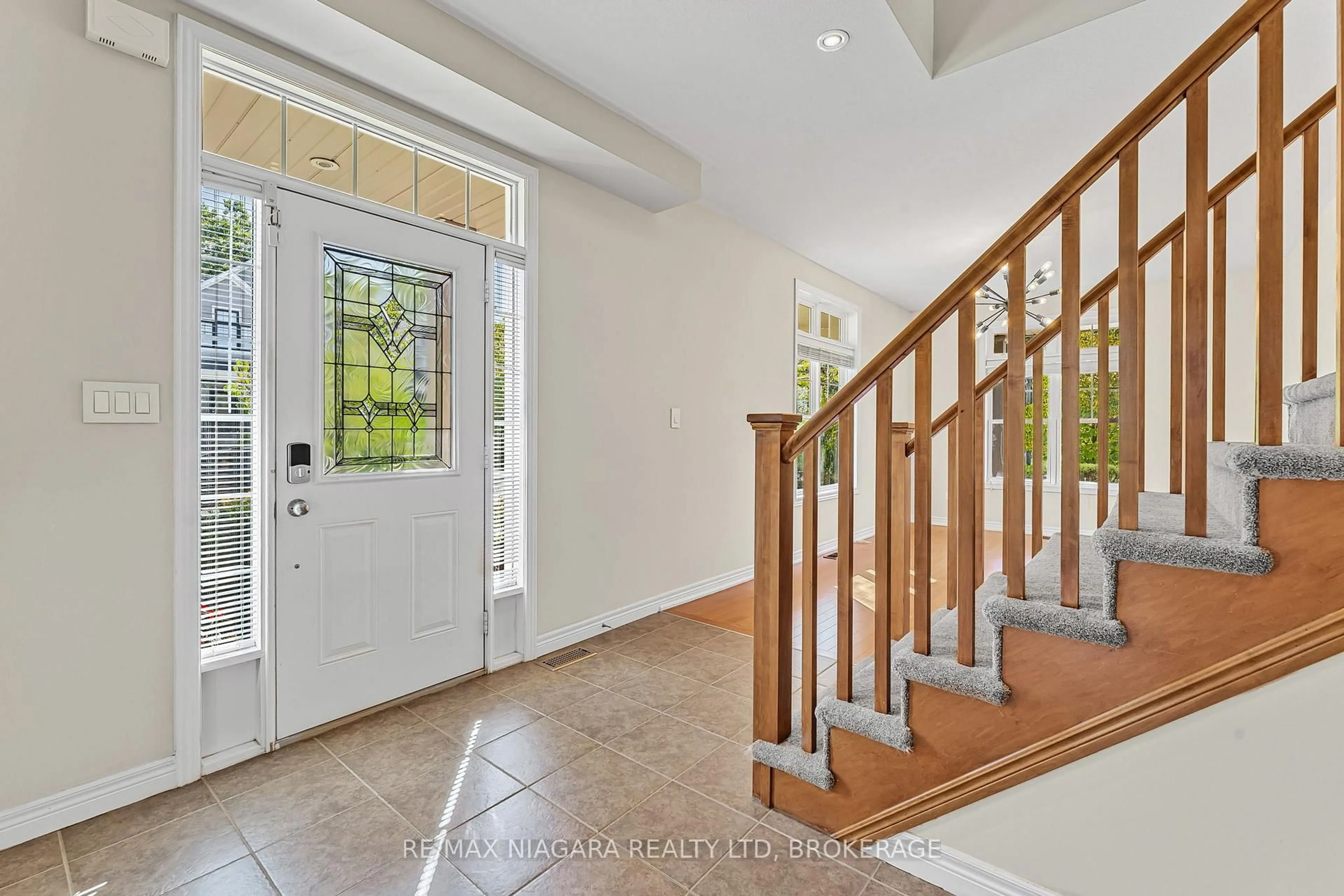 Indoor entryway for 750 Lakeshore Rd, Fort Erie Ontario L2A 0B4