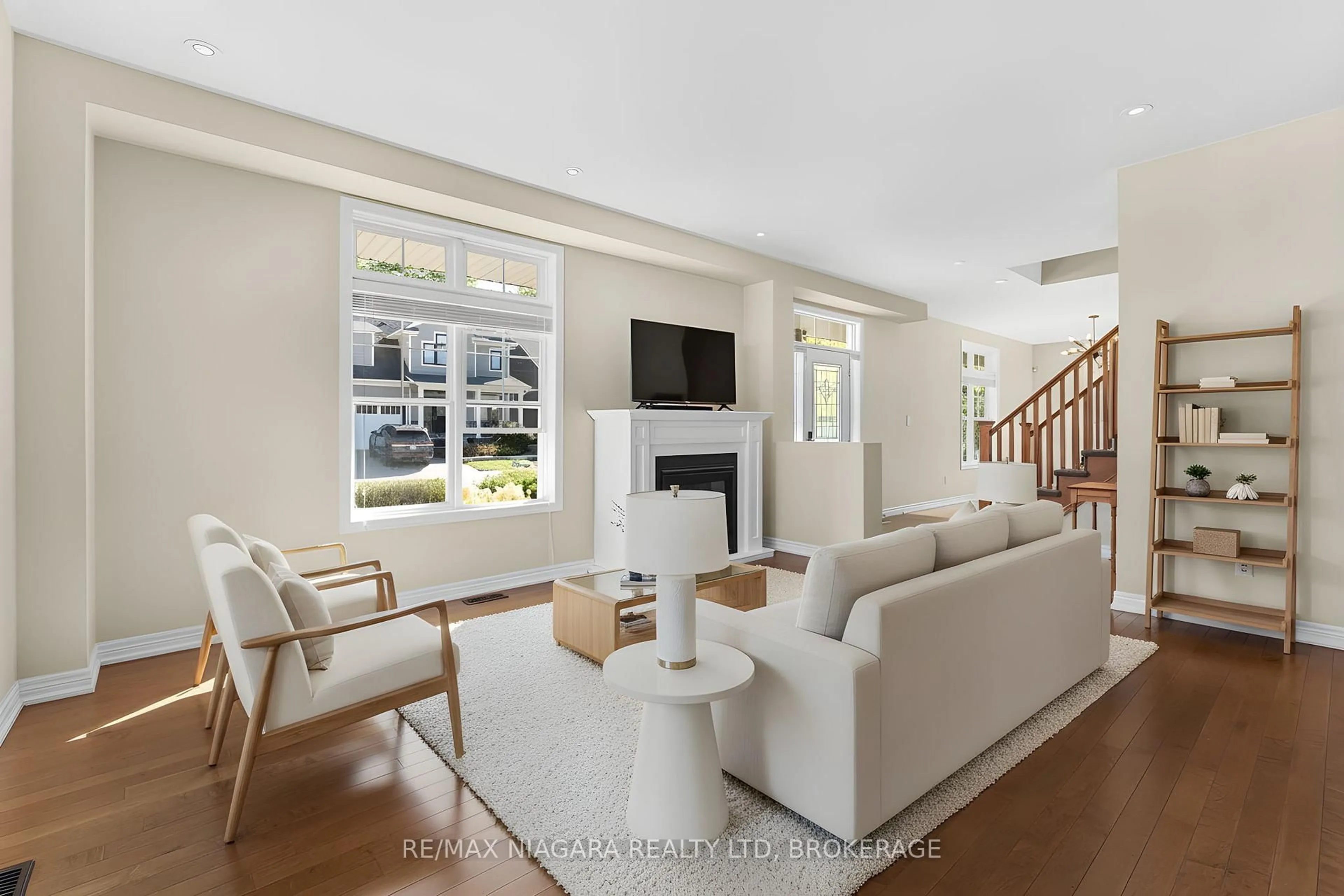 Living room with furniture, unknown for 750 Lakeshore Rd, Fort Erie Ontario L2A 0B4