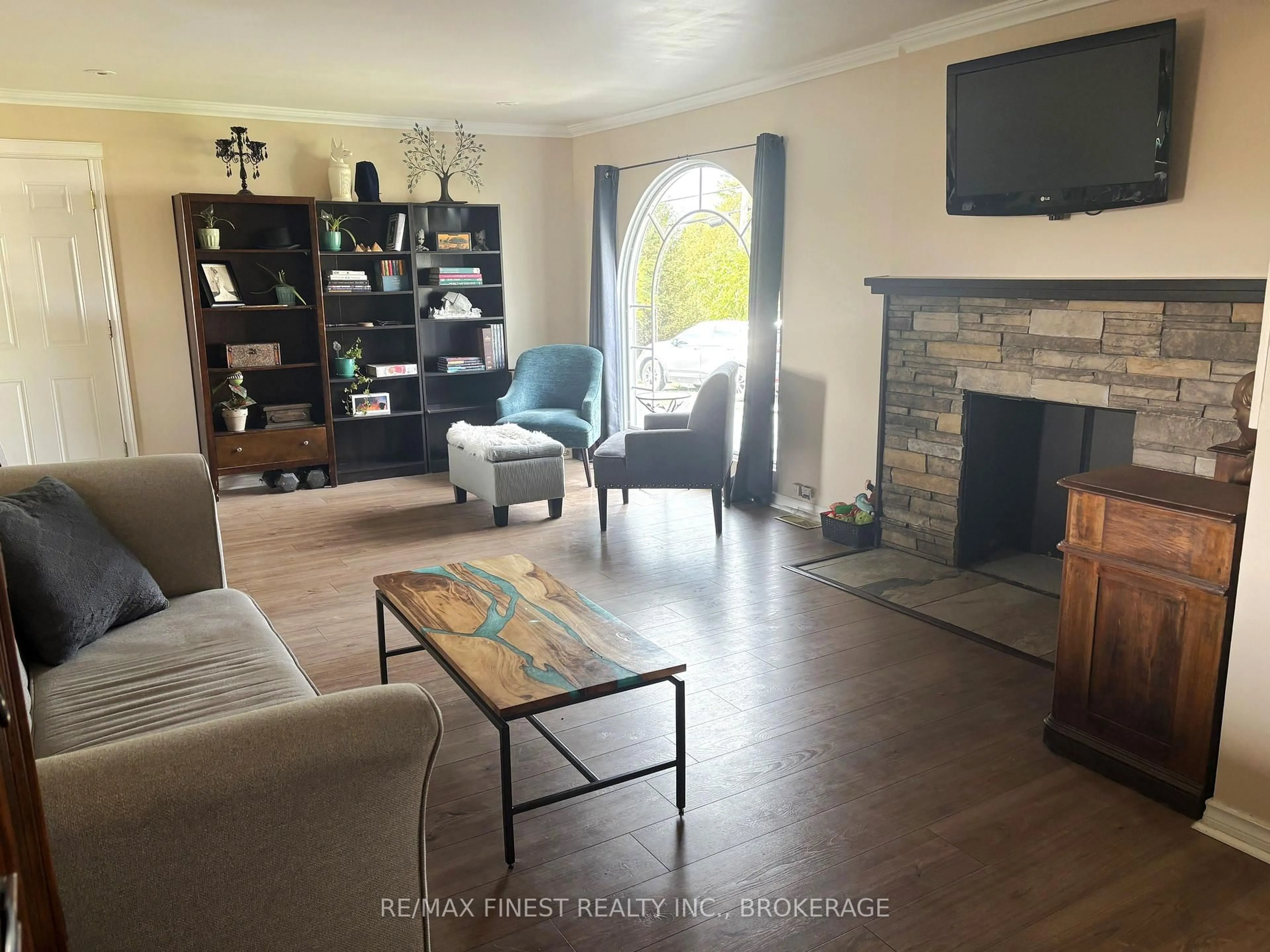 Living room with furniture, unknown for 5008 Highway 38, Harrowsmith Ontario K0H 1V0