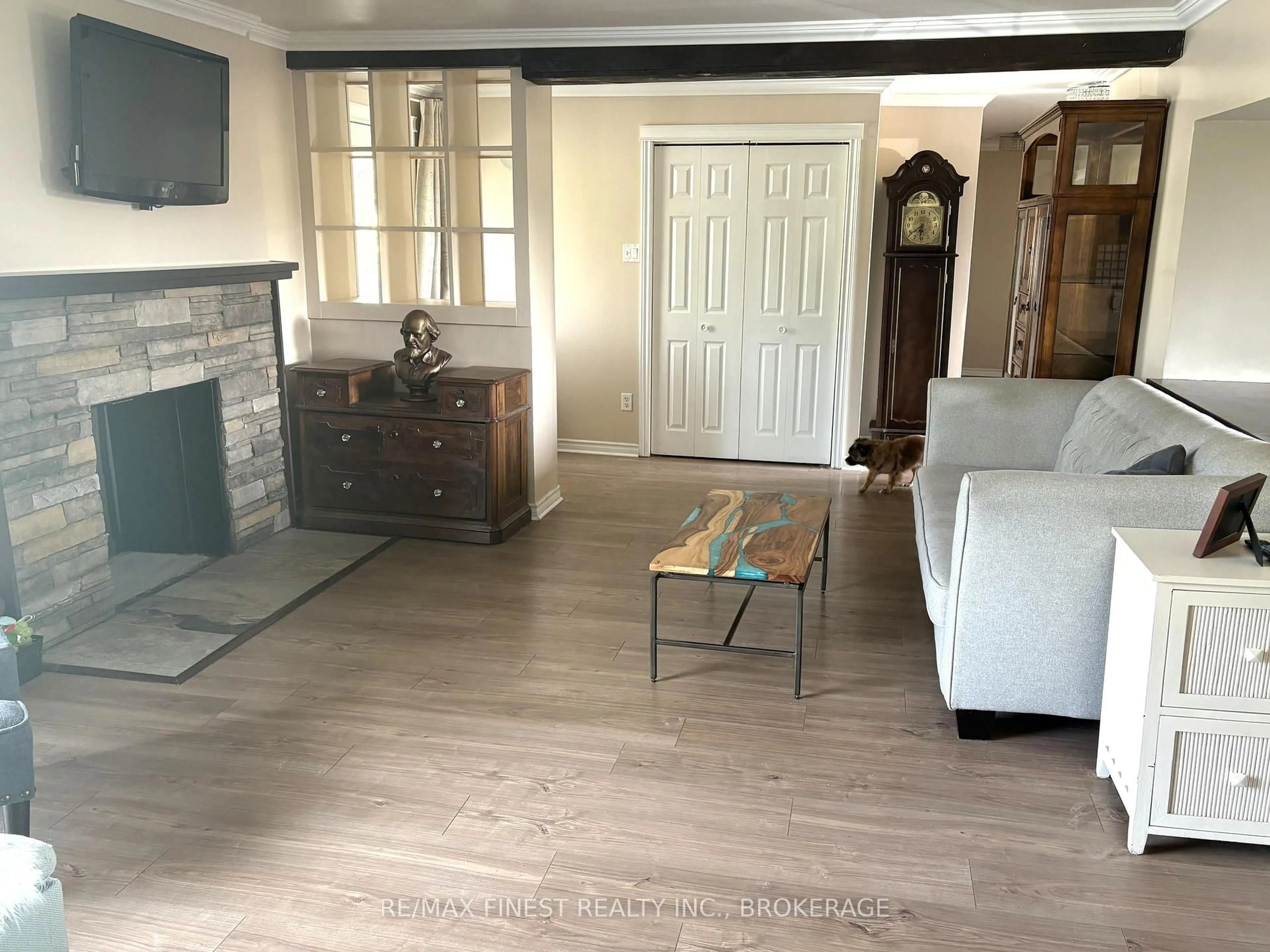 Living room with furniture, unknown for 5008 Highway 38, Harrowsmith Ontario K0H 1V0