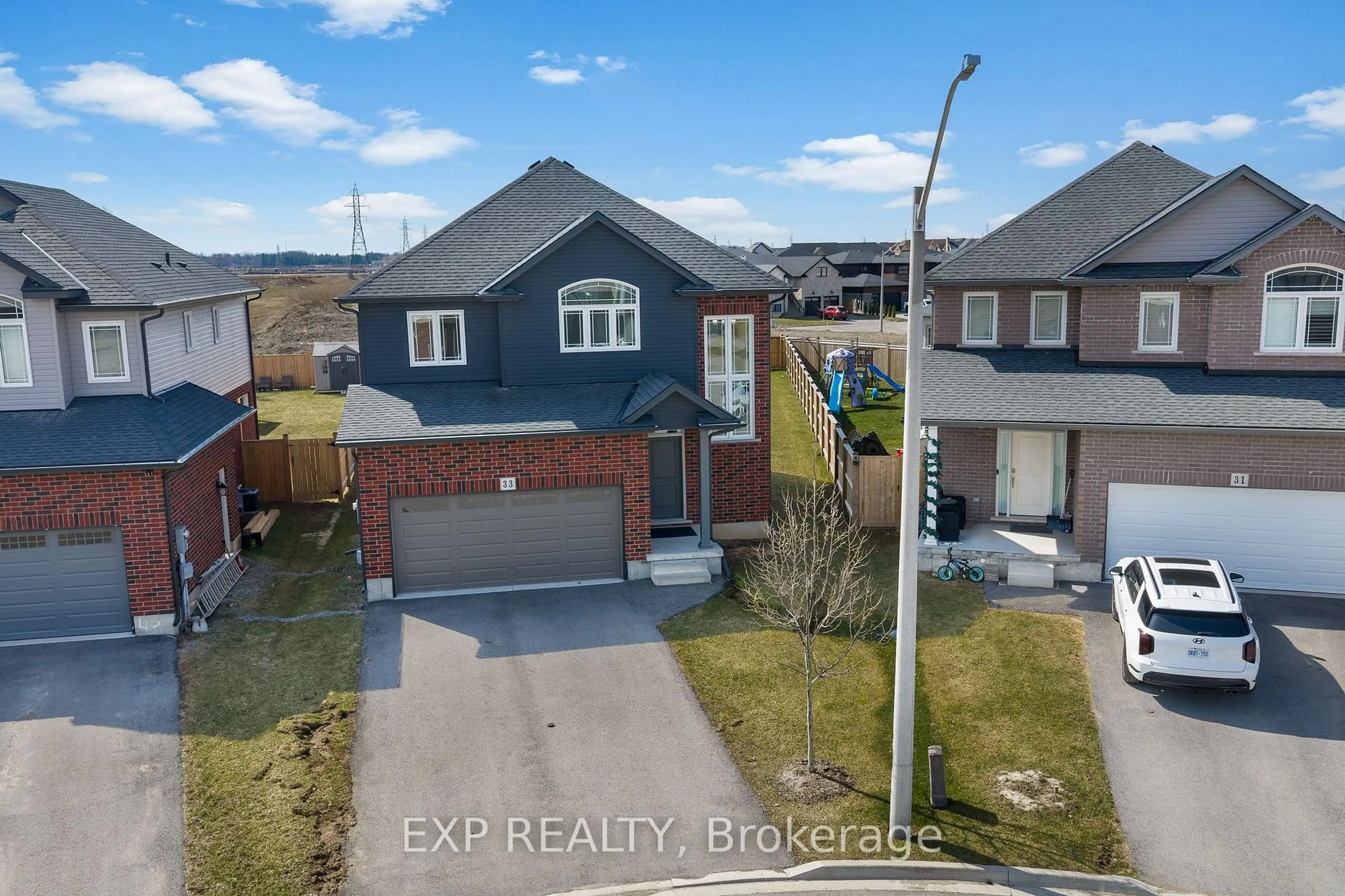 A pic from outside/outdoor area/front of a property/back of a property/a pic from drone, street for 33 Cinnamon St, Thorold Ontario L2V 0H6