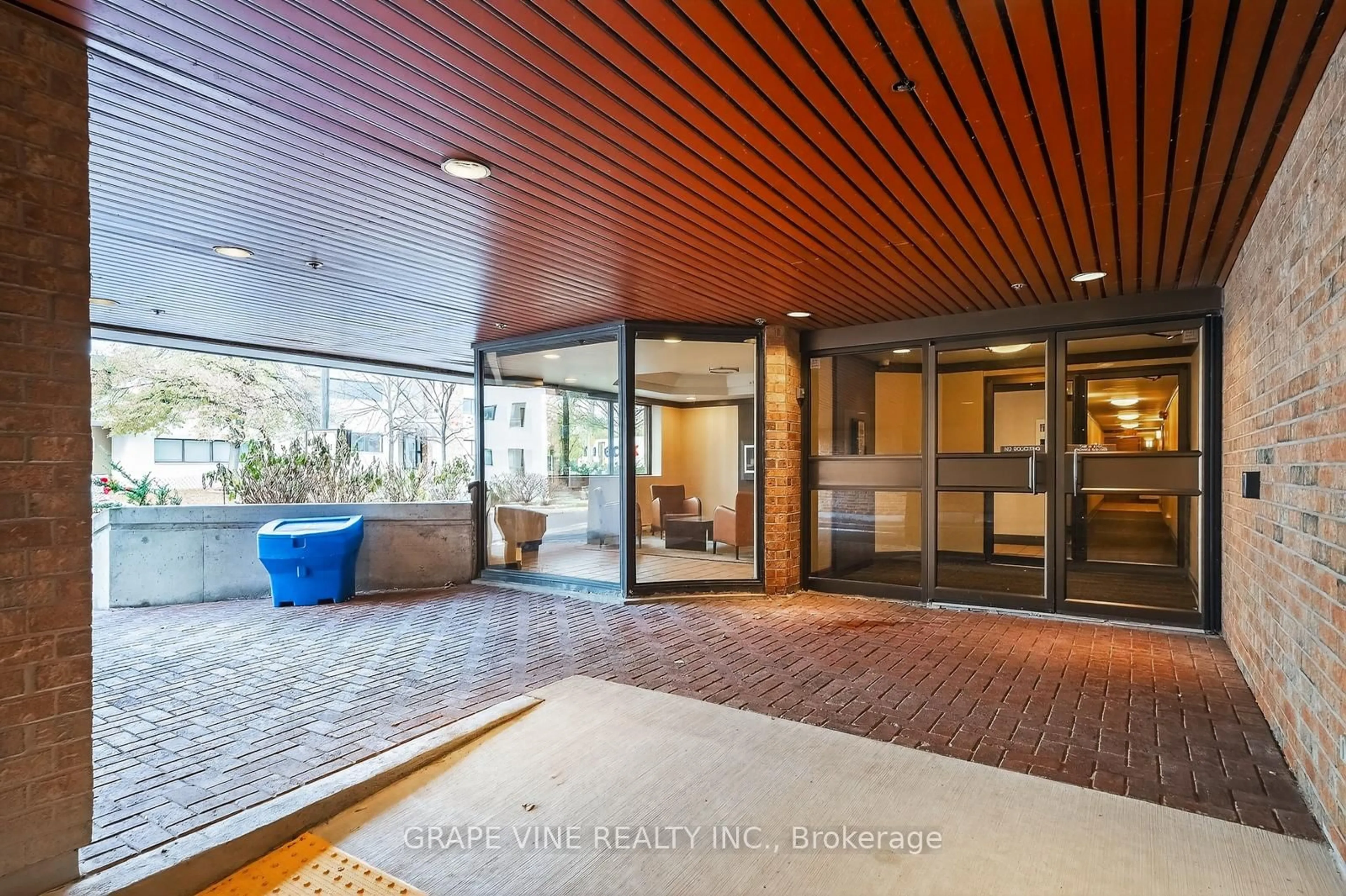 Indoor foyer for 50 Burnside Ave #102, Ottawa Ontario K1Y 2M2