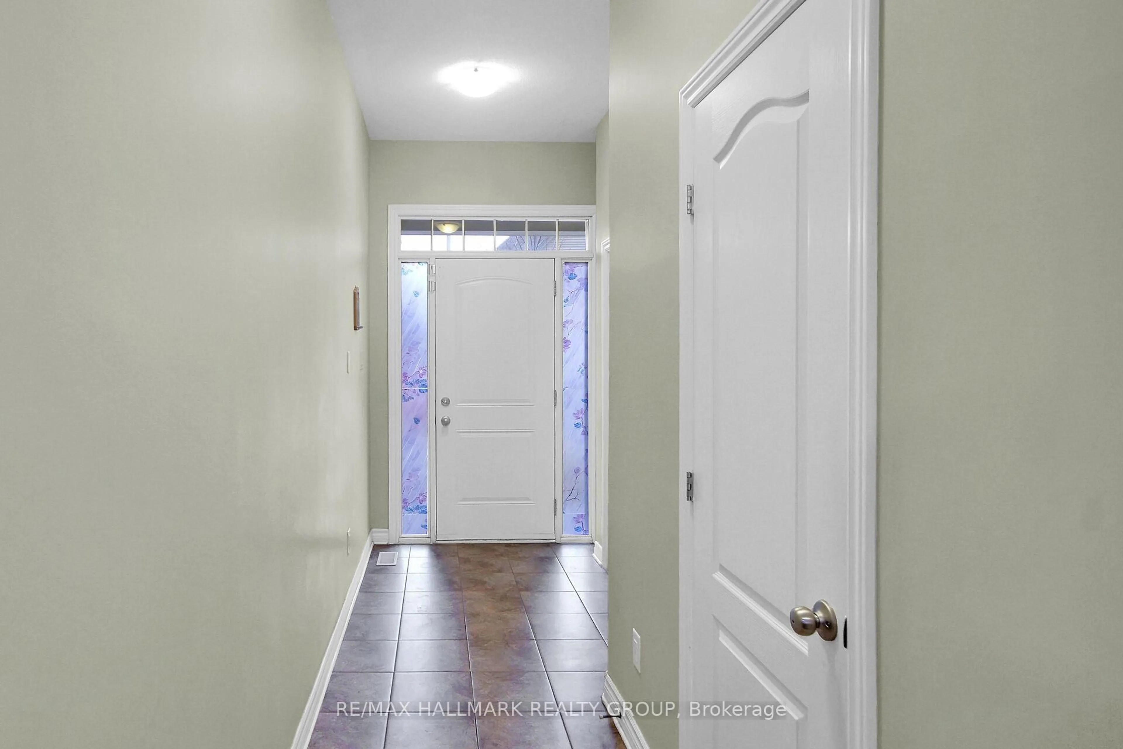 Indoor entryway for 173 Highbury Park Dr, Ottawa Ontario K2J 5Y1