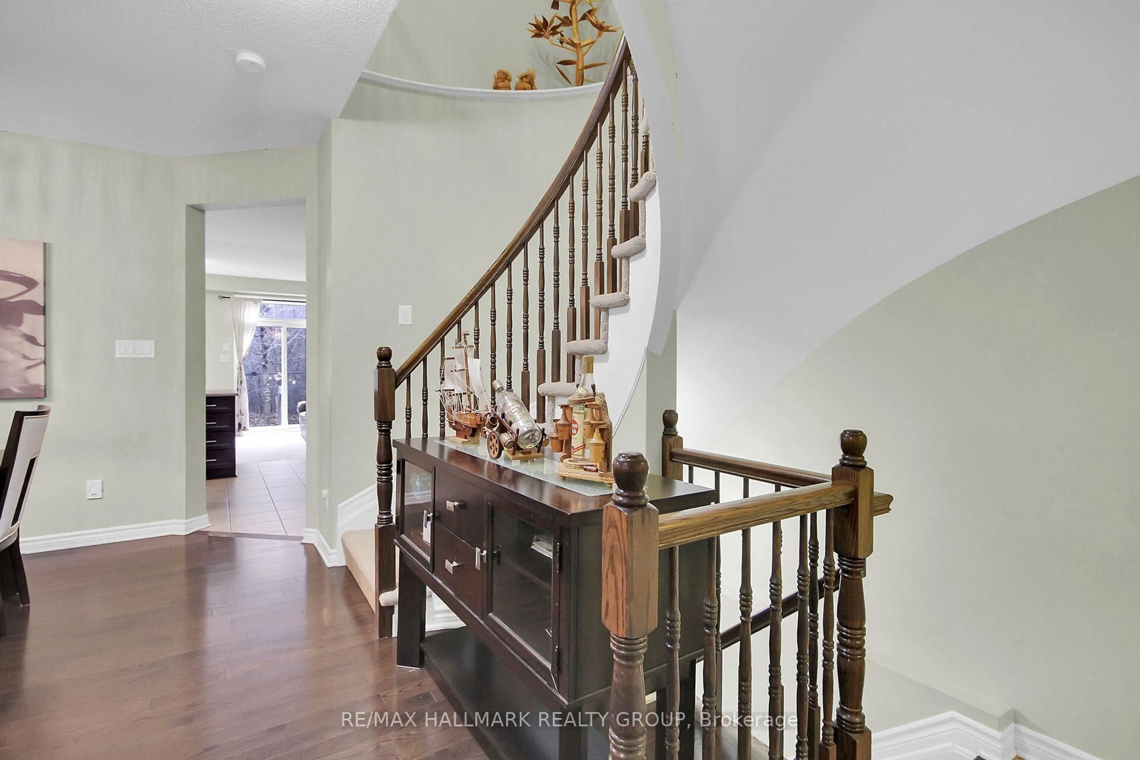 Indoor entryway for 173 Highbury Park Dr, Ottawa Ontario K2J 5Y1