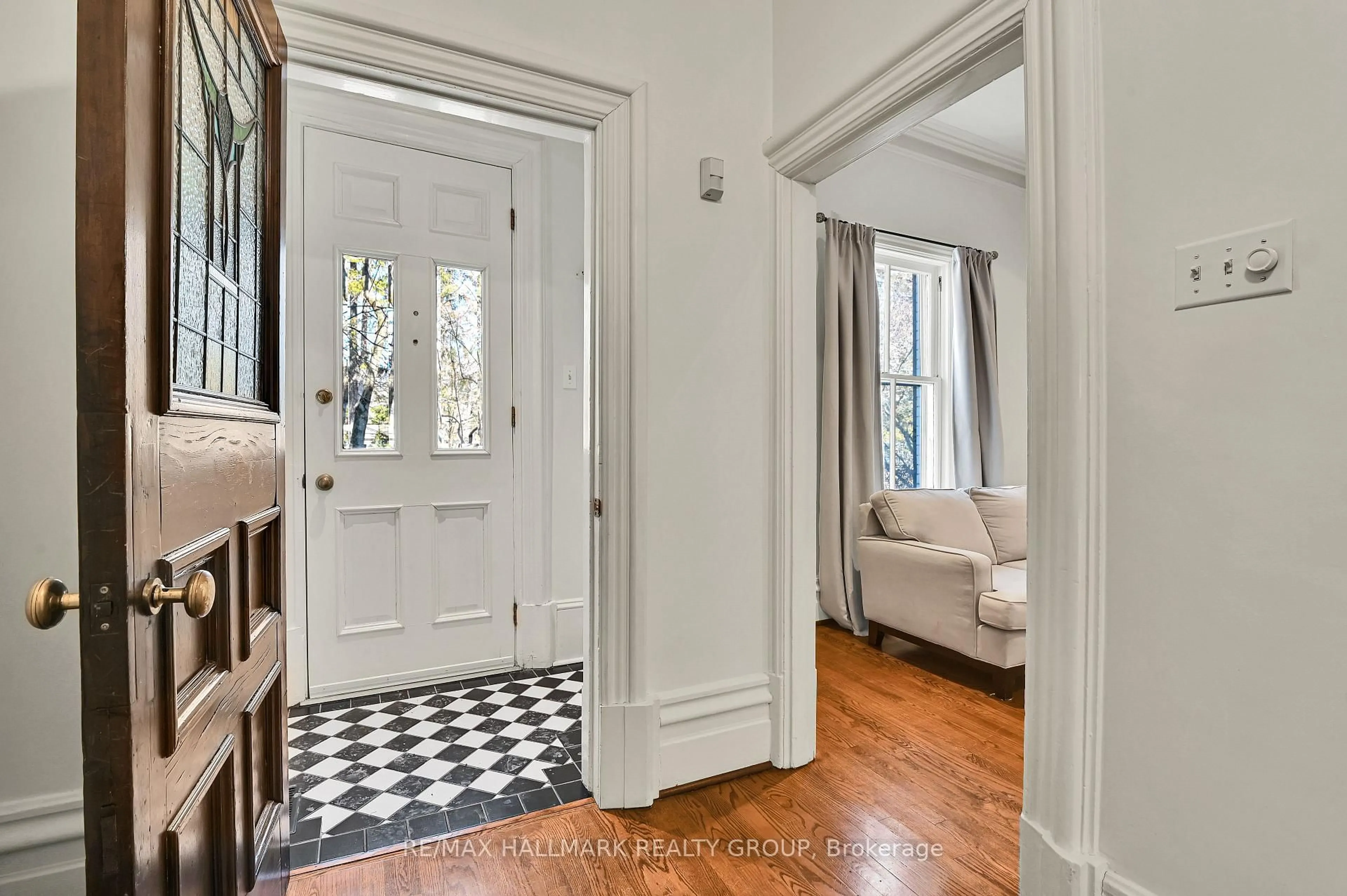 Indoor entryway for 189 Mackay St, Ottawa Ontario K1M 2B5