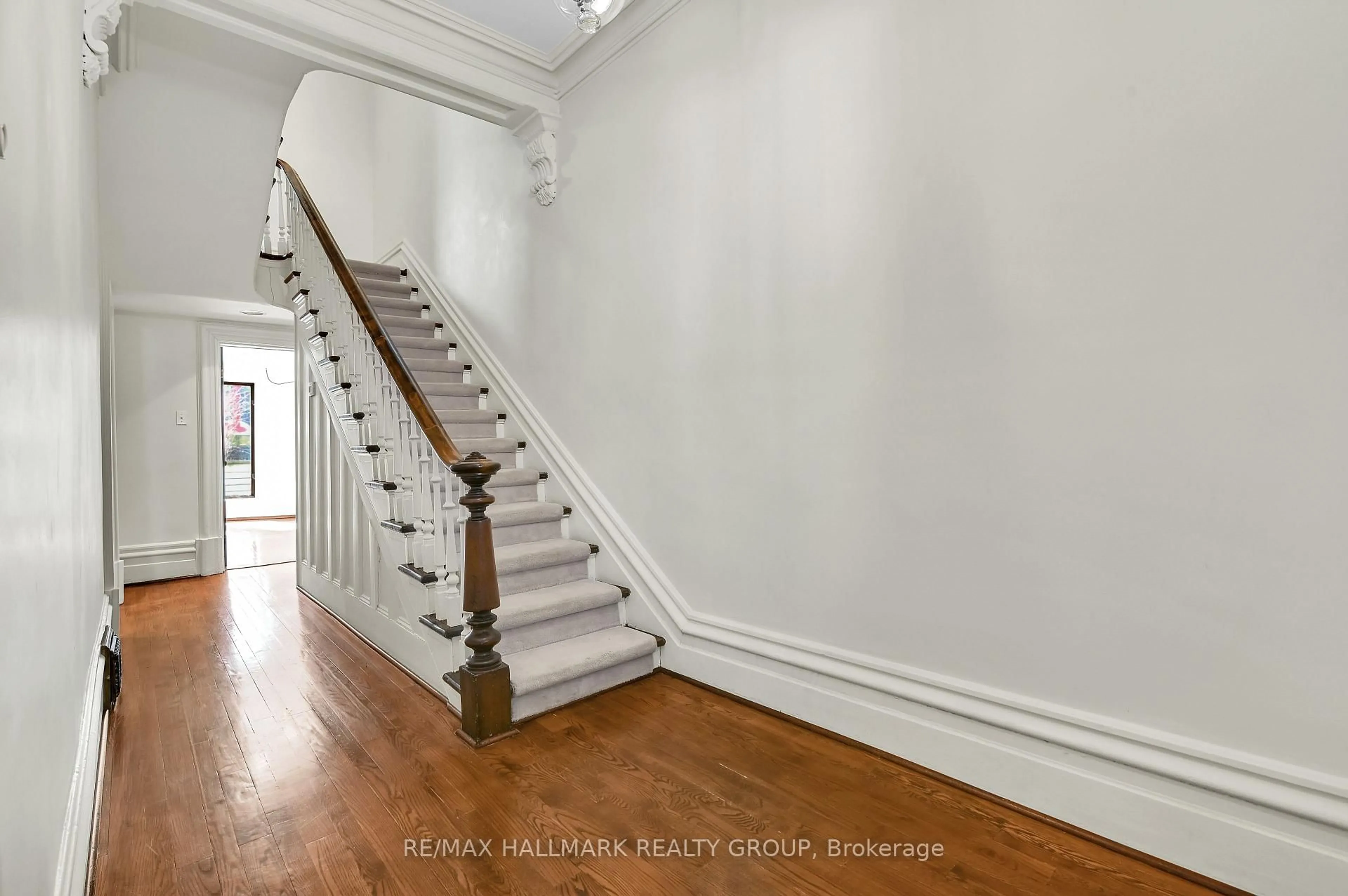 Indoor foyer for 189 Mackay St, Ottawa Ontario K1M 2B5