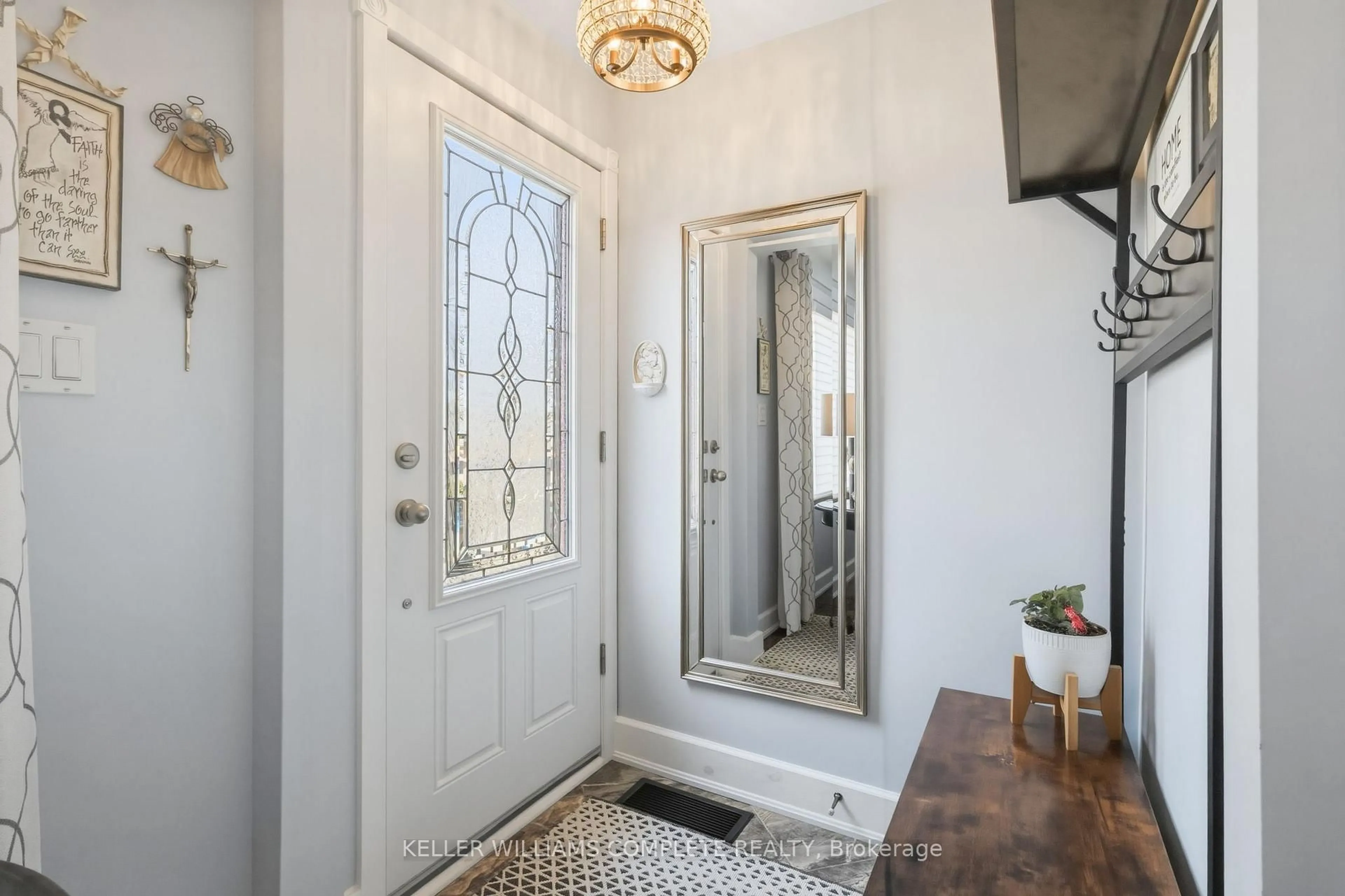 Indoor entryway for 299 East 24th St, Hamilton Ontario L8V 2Y7