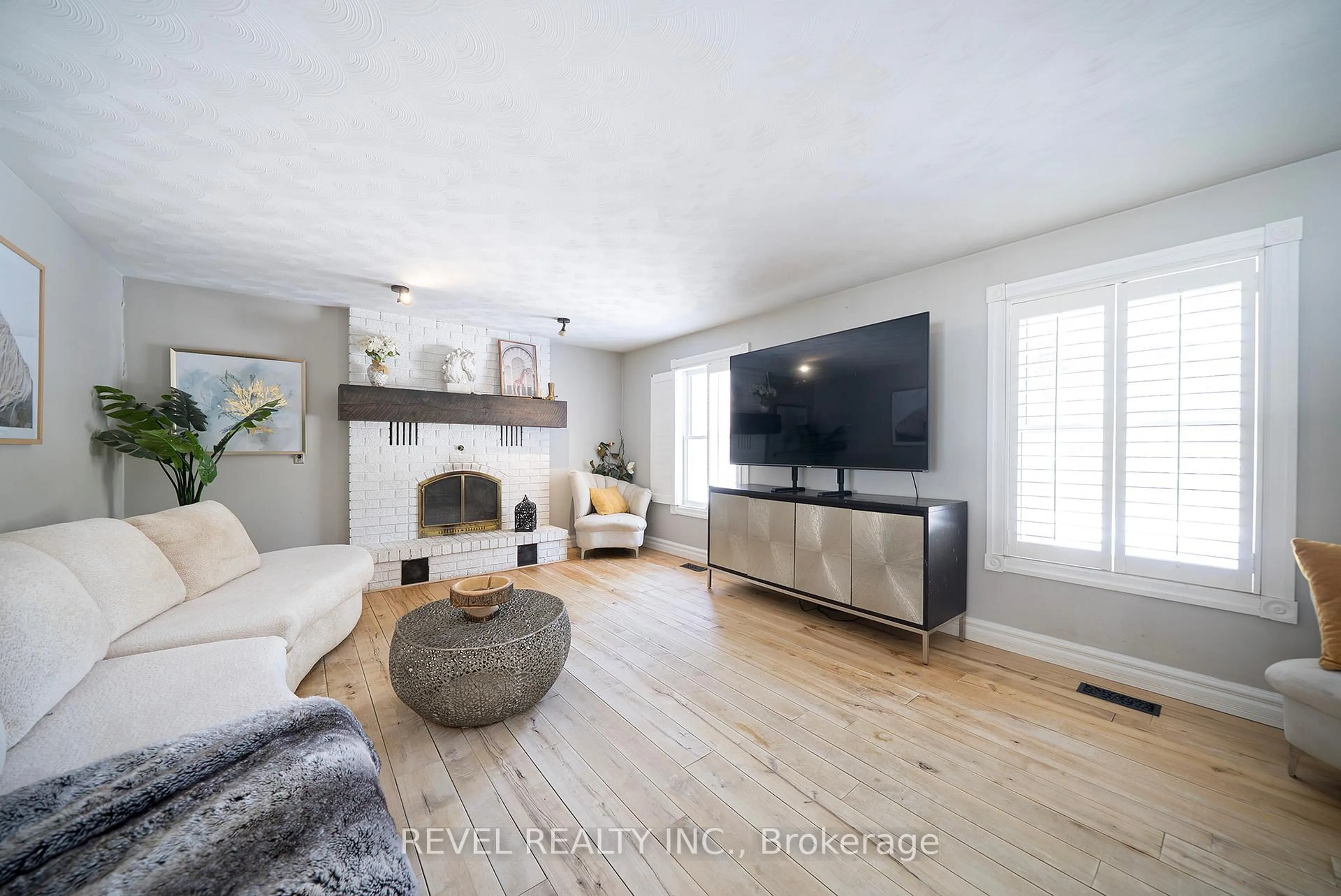 Living room with furniture, wood/laminate floor for 428 Charlotteville Road 1, Norfolk Ontario N0E 1P0
