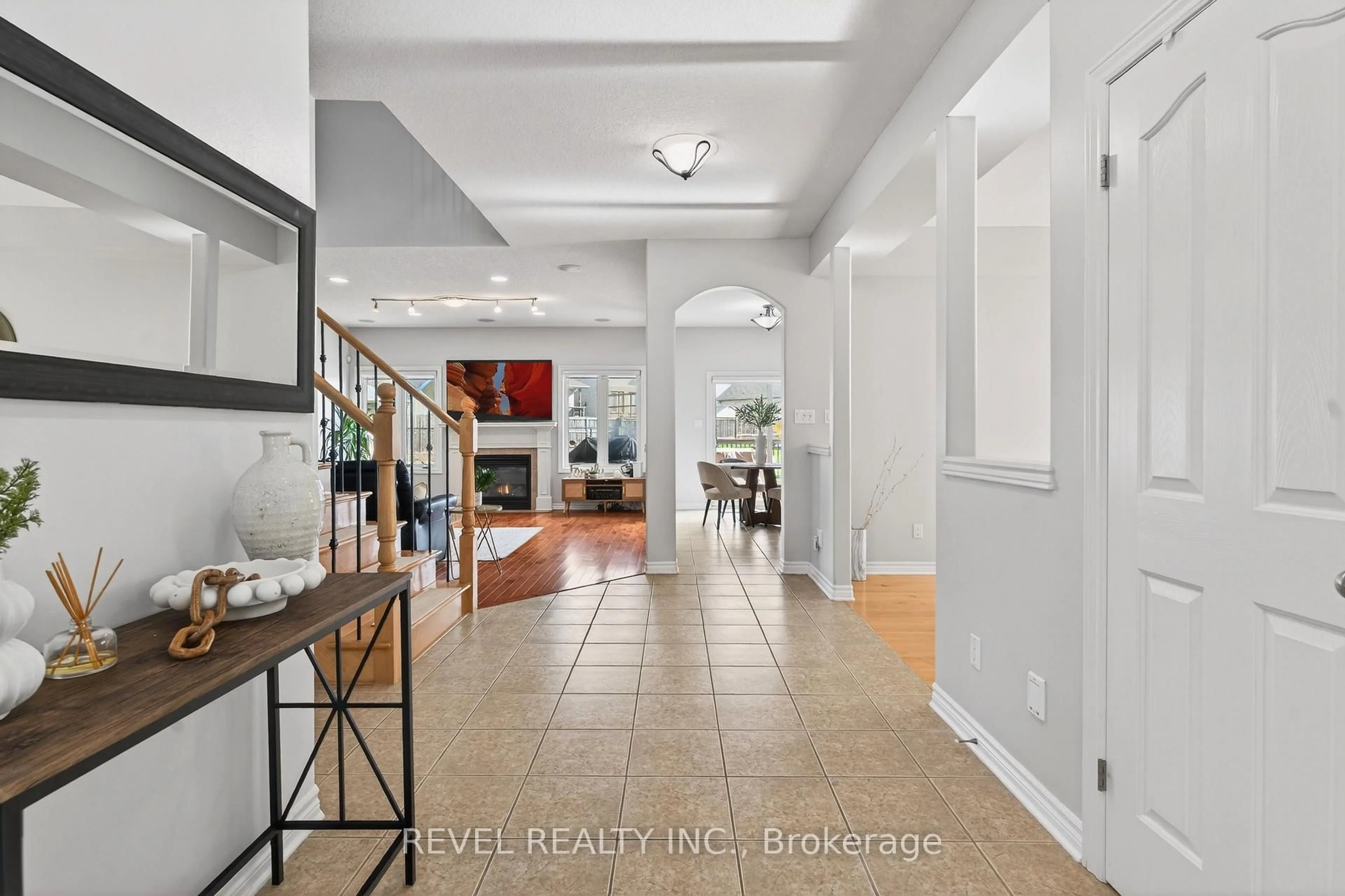 Indoor entryway for 3190 Pincombe Dr, London South Ontario N6L 0B4