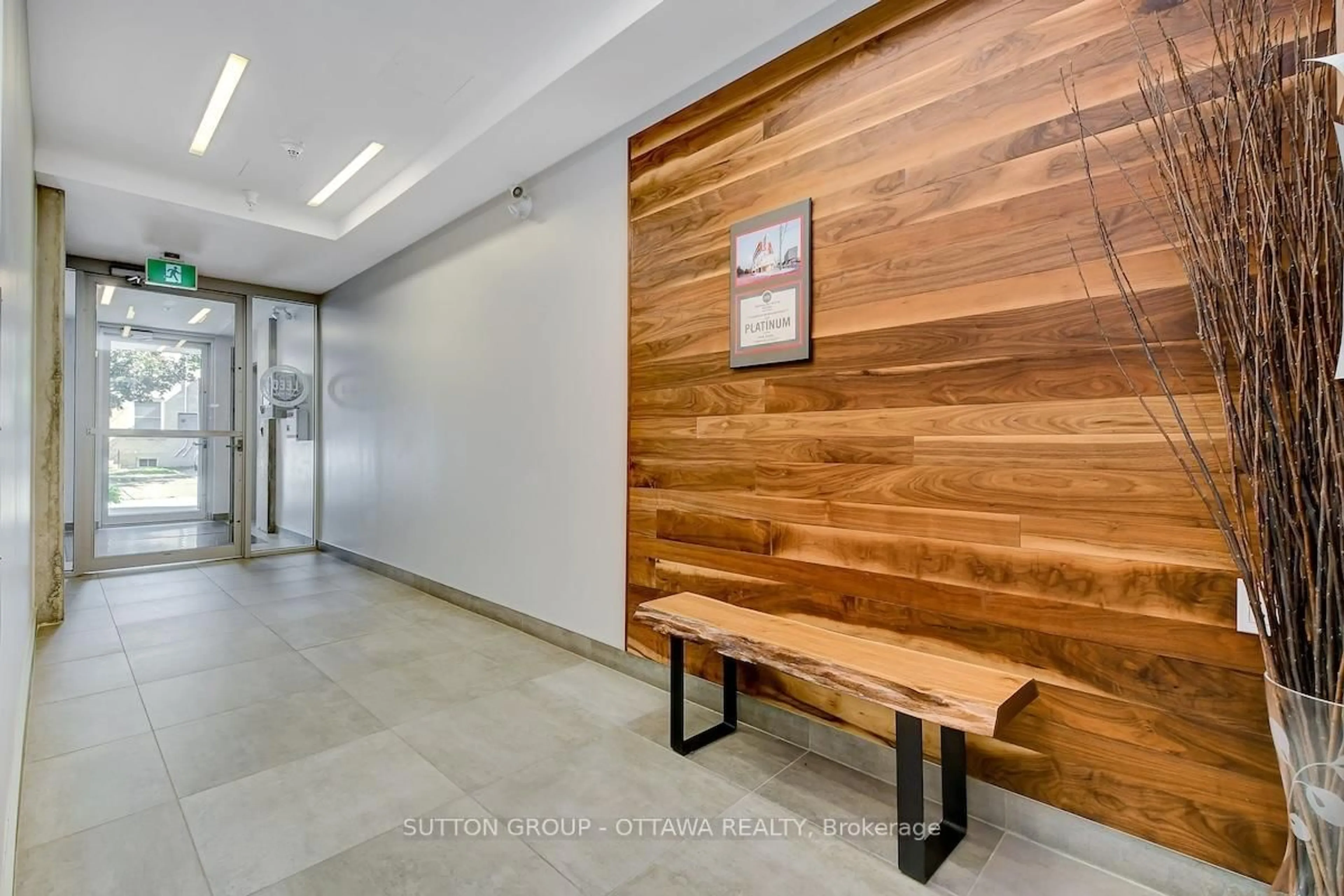 Indoor foyer for 1000 Wellington St #308, Ottawa Ontario K1Y 2X9