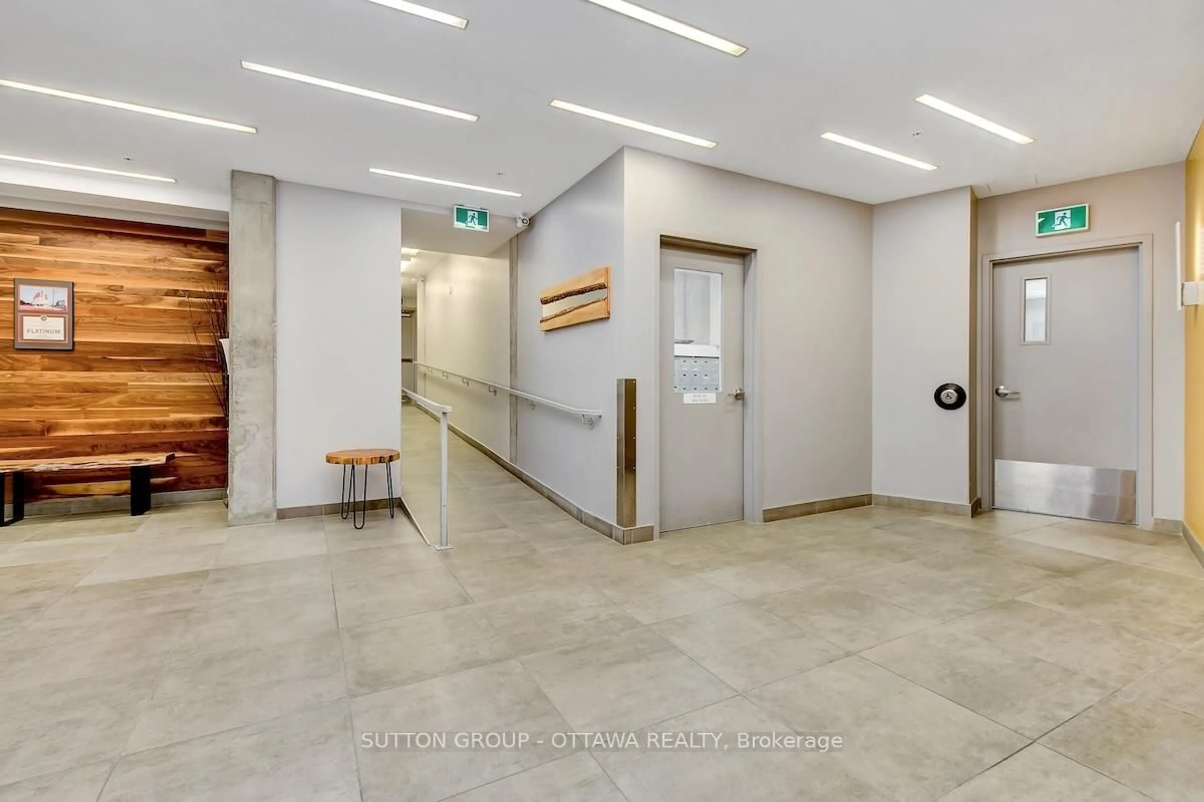 Indoor foyer for 1000 Wellington St #308, Ottawa Ontario K1Y 2X9