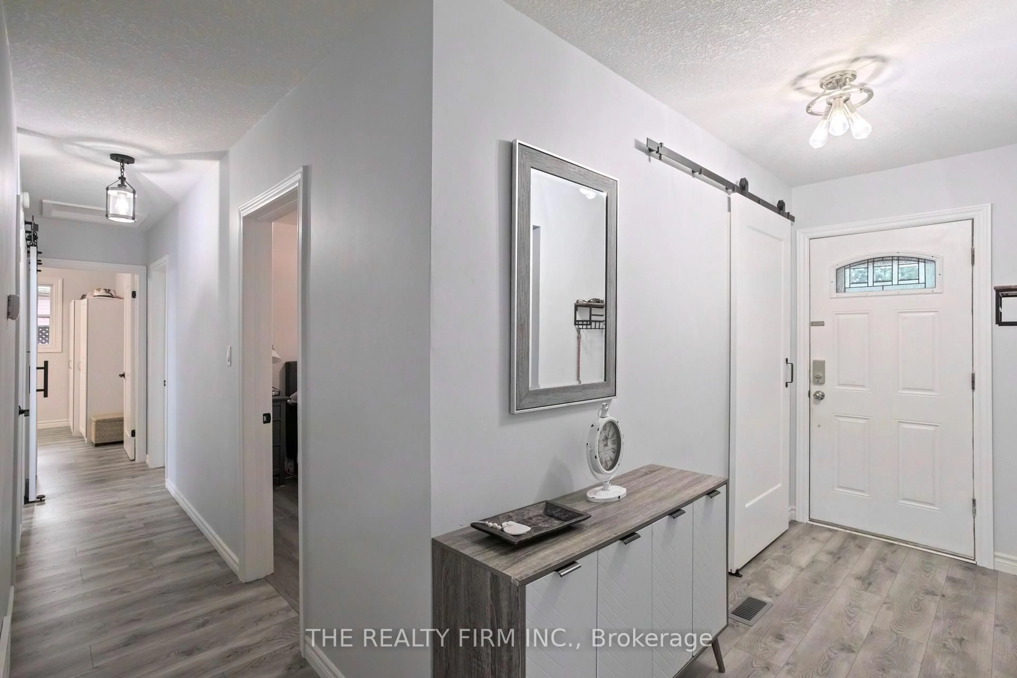 Indoor entryway for 476 Blake St, London South Ontario N6K 2N8