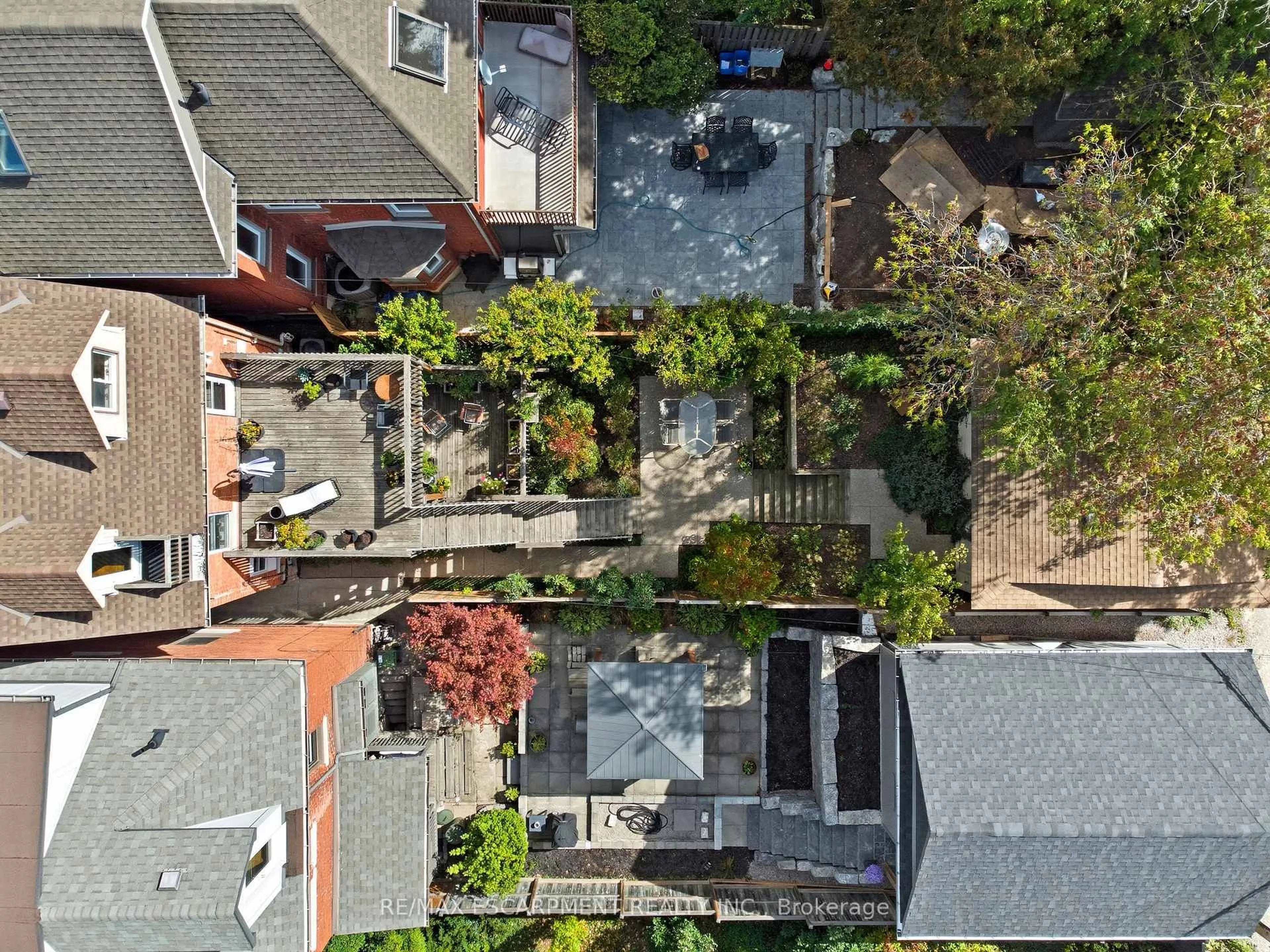 A pic from outside/outdoor area/front of a property/back of a property/a pic from drone, city buildings view from balcony for 33 Homewood Ave, Hamilton Ontario L8P 2M1