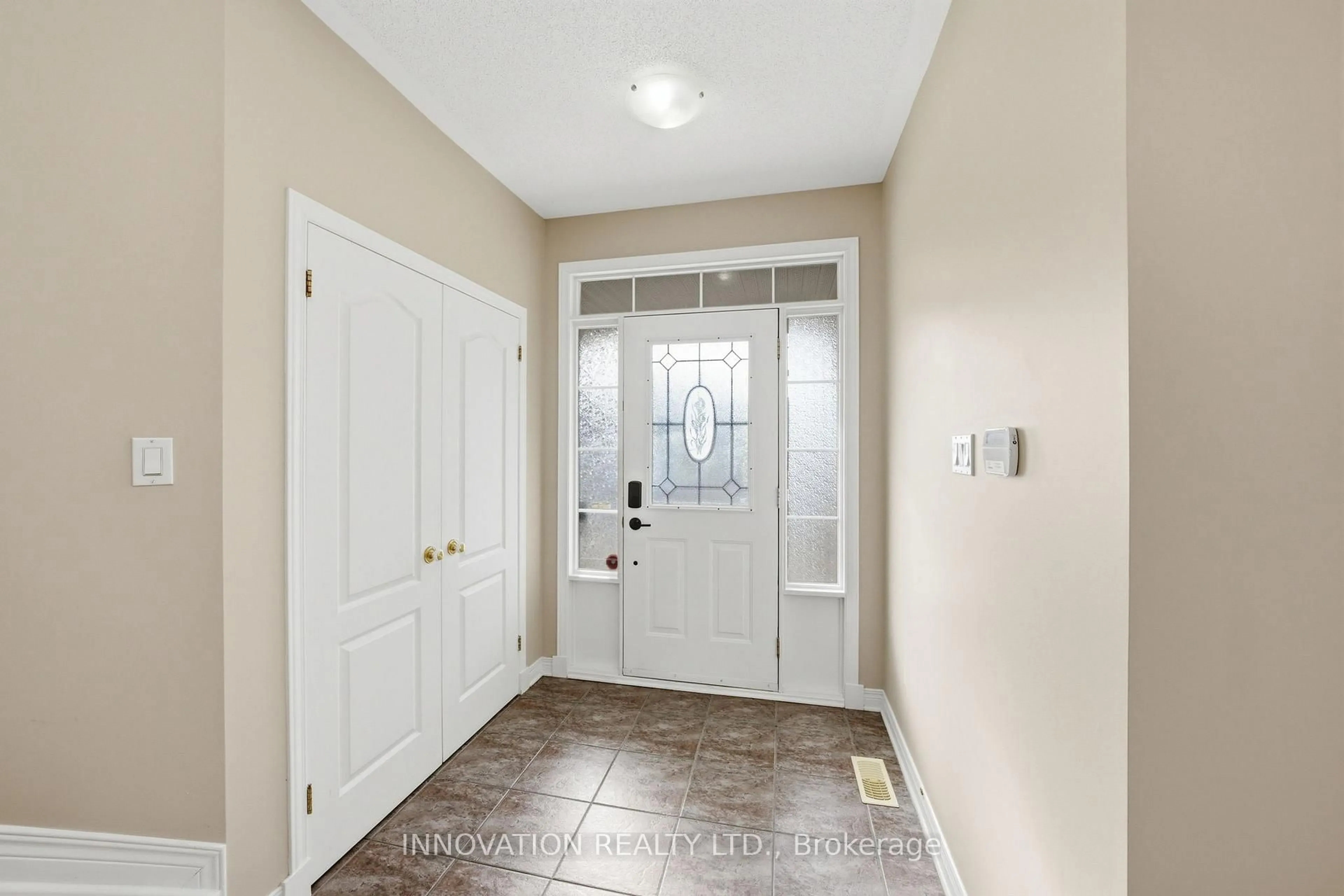 Indoor entryway for 31 Greenhaven Cres, Stittsville Ontario K2S 2A4