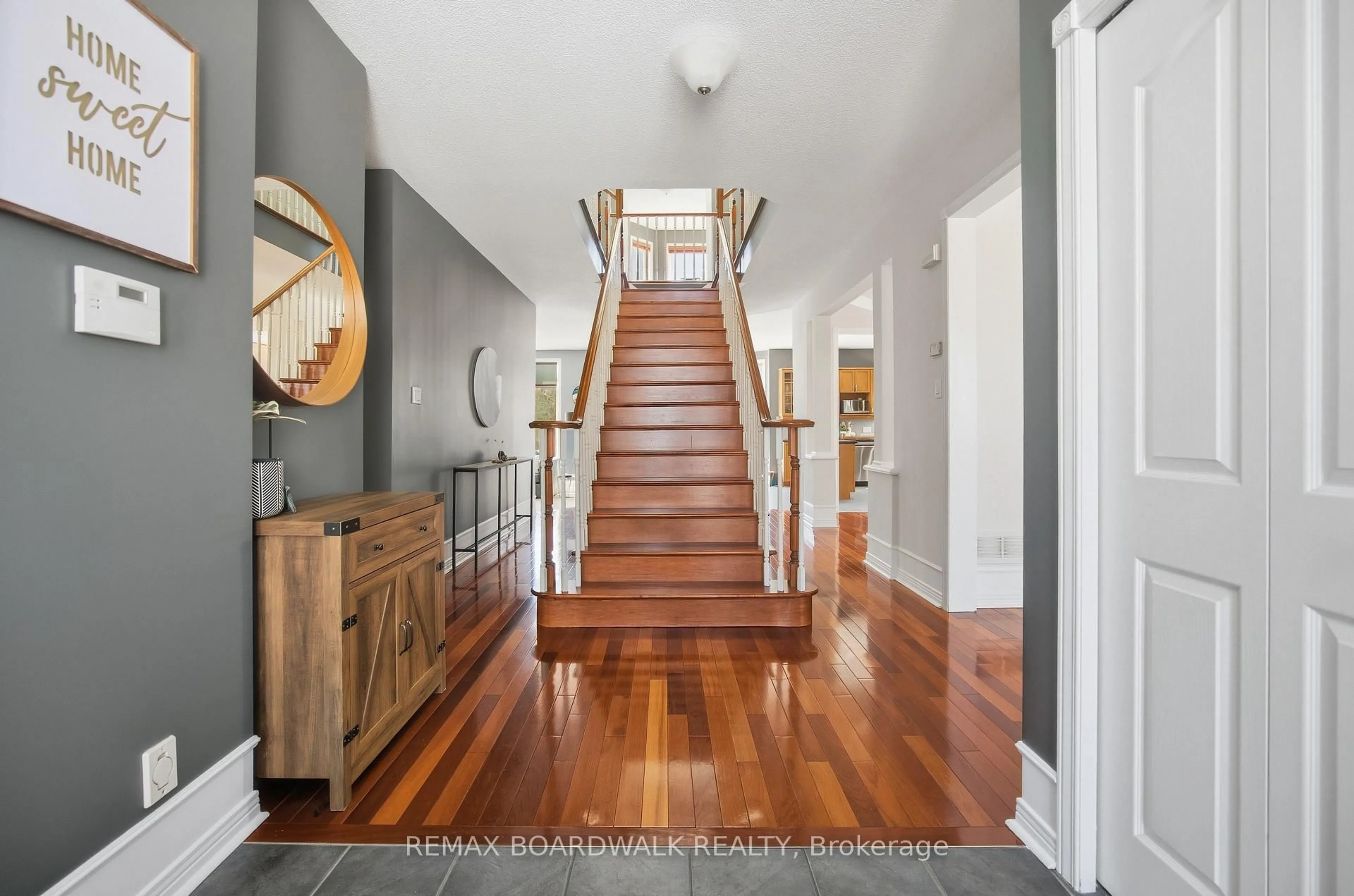 Indoor foyer for 1031 Red Spruce St, Ottawa Ontario K1V 1T5