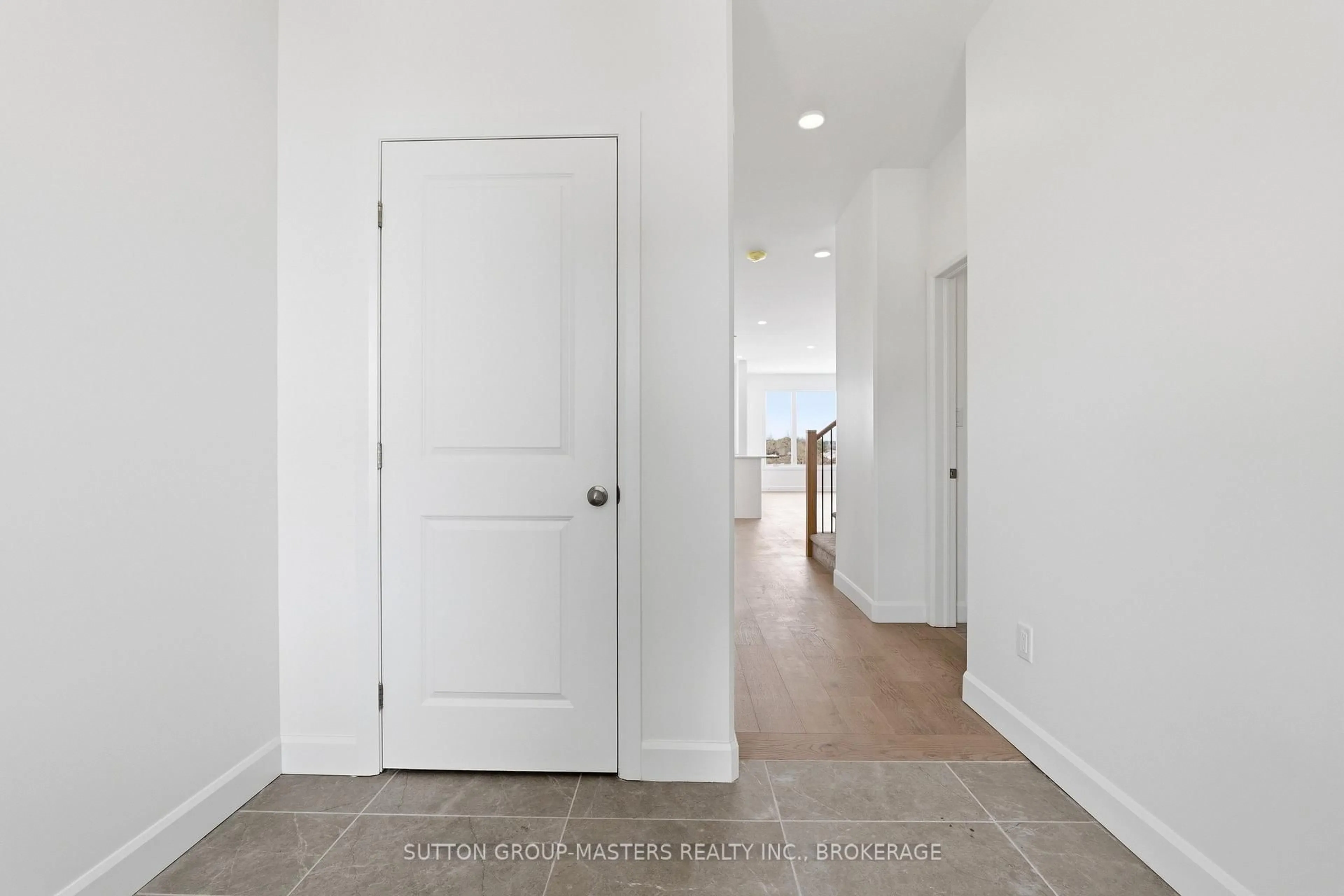 Indoor entryway for 253 Pratt Dr, Loyalist Ontario K7N 0E8