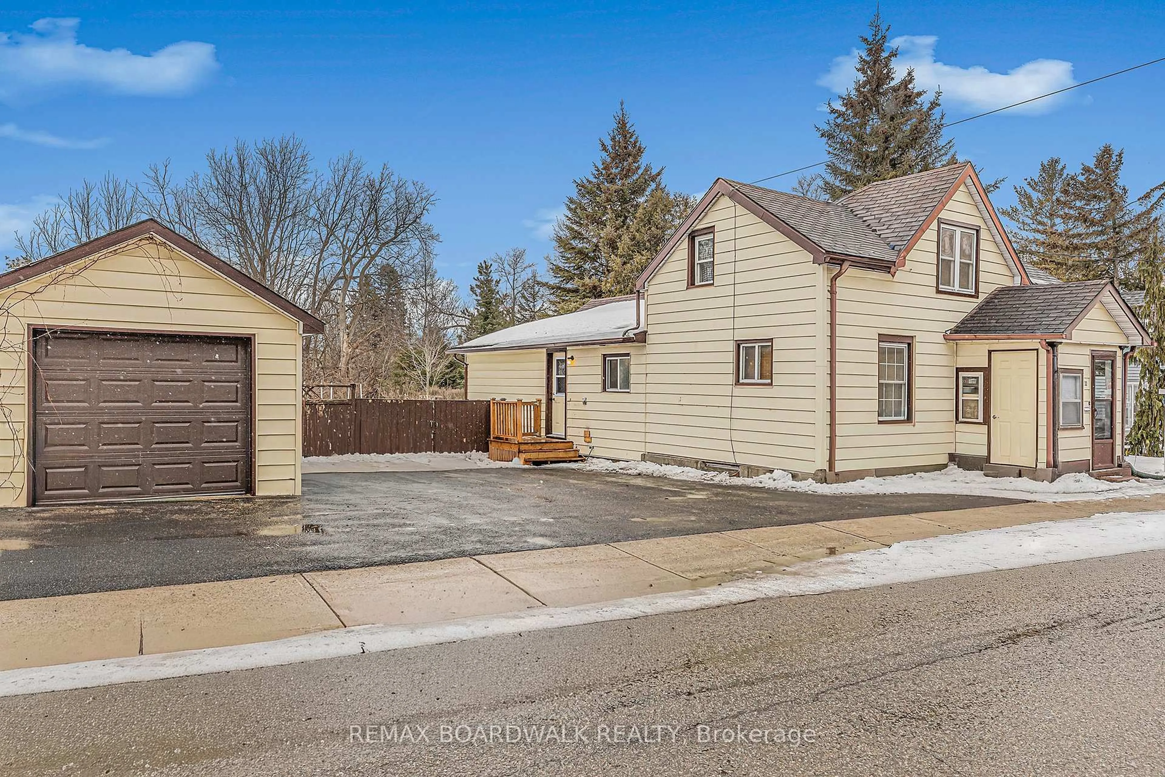 Unknown for 32 Cockburn St, Perth Ontario K7H 2B2