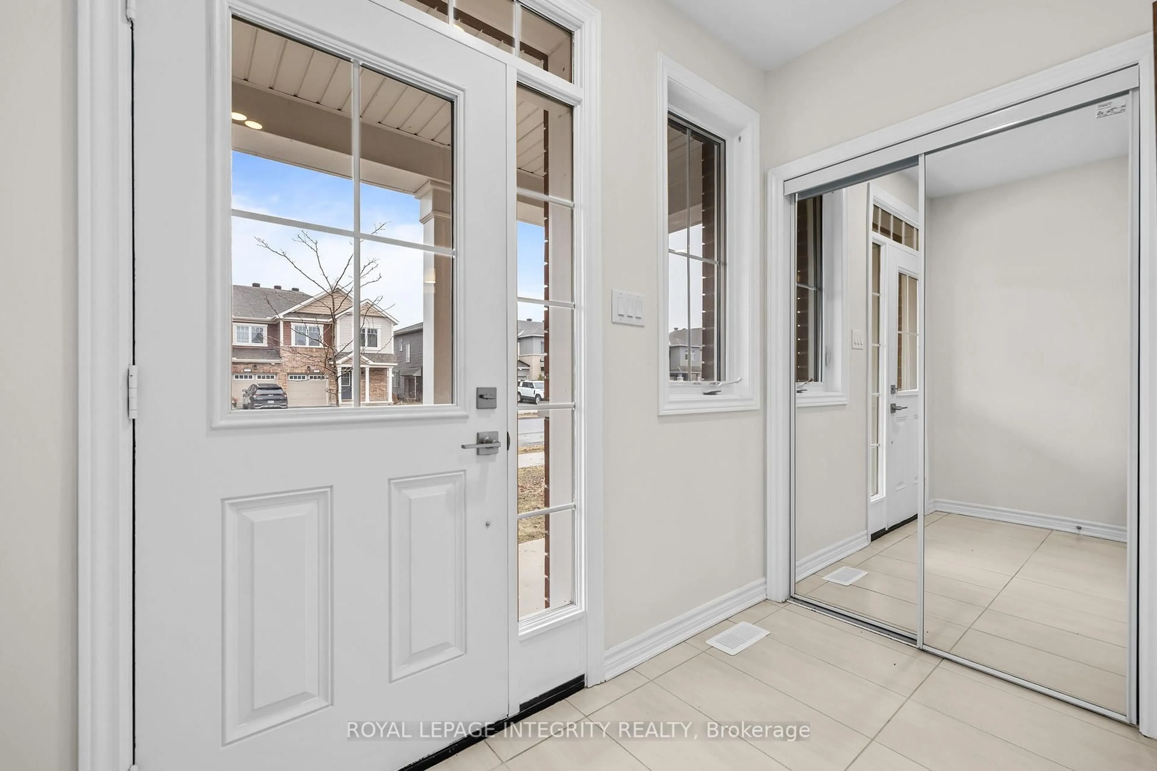 Indoor entryway for 122 Cranesbill Rd, Ottawa Ontario K2V 0J5