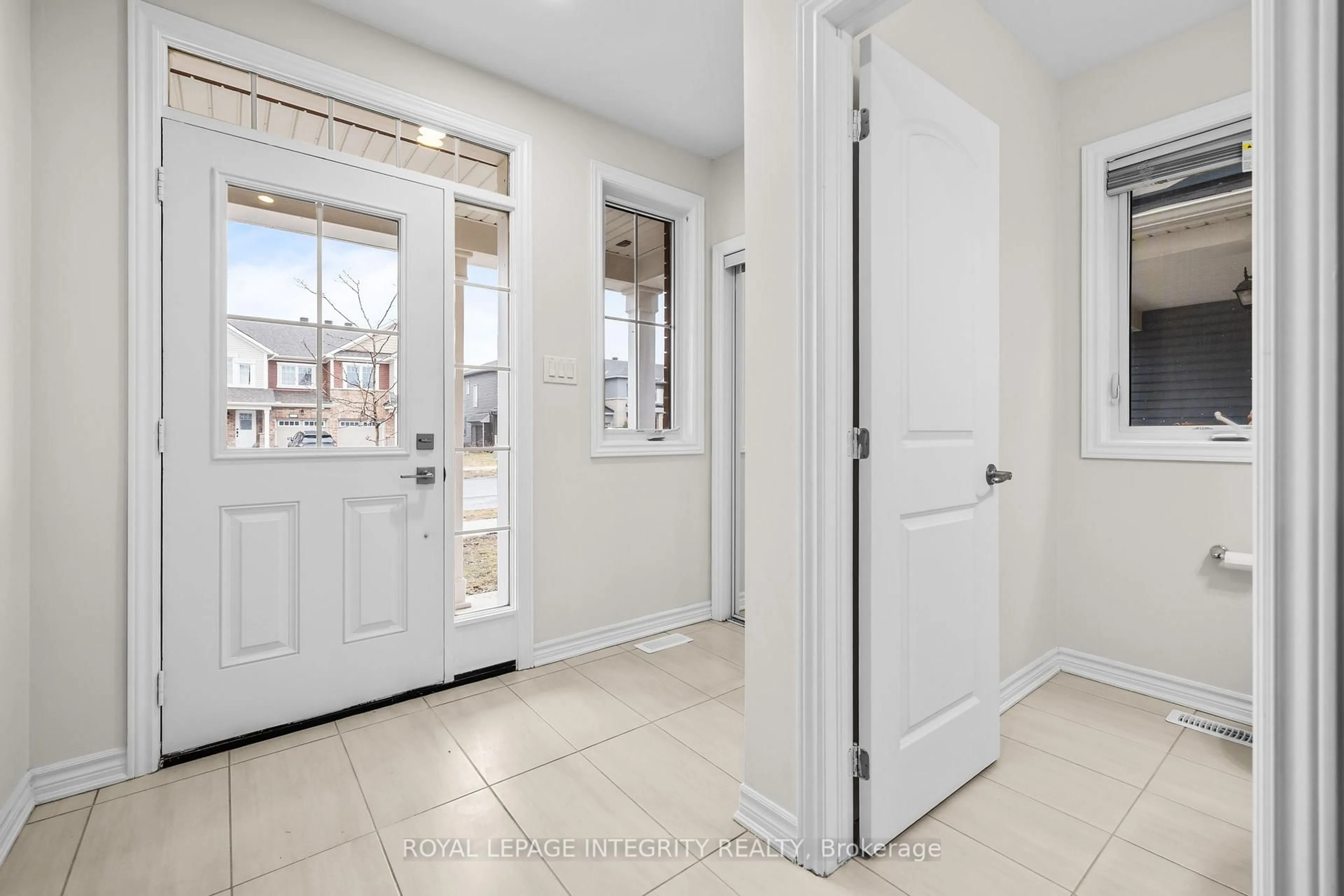 Indoor entryway for 122 Cranesbill Rd, Ottawa Ontario K2V 0J5