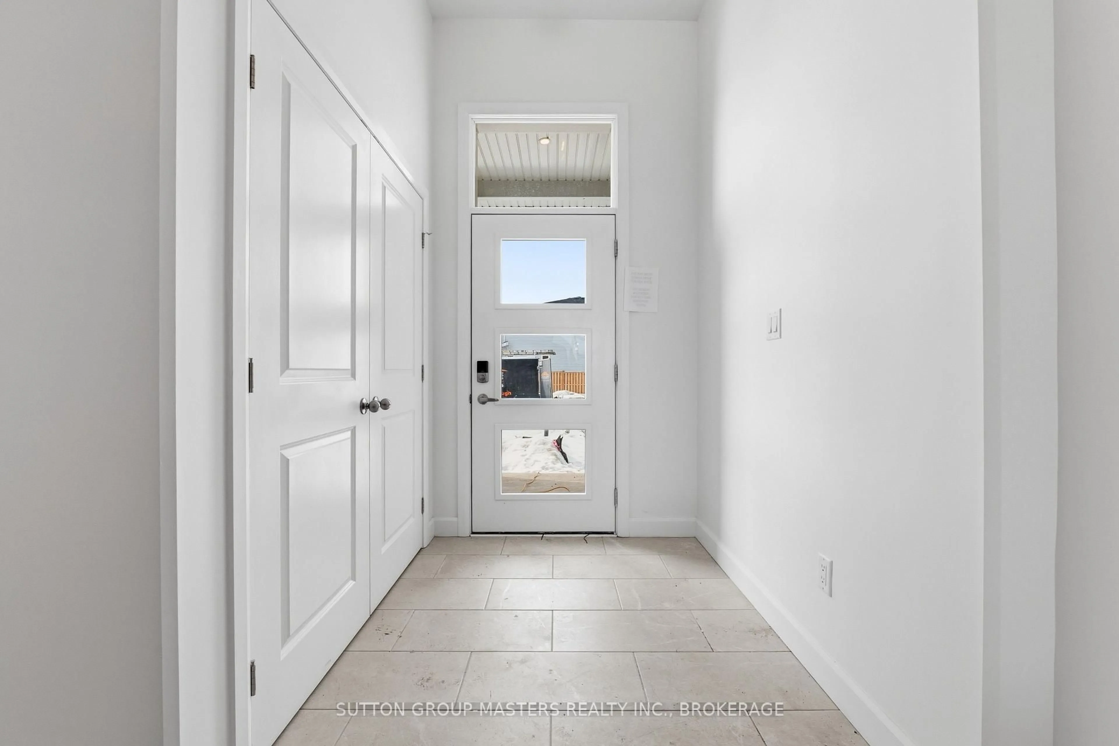 Indoor entryway for 255 Pratt Dr, Loyalist Ontario K7N 0E8