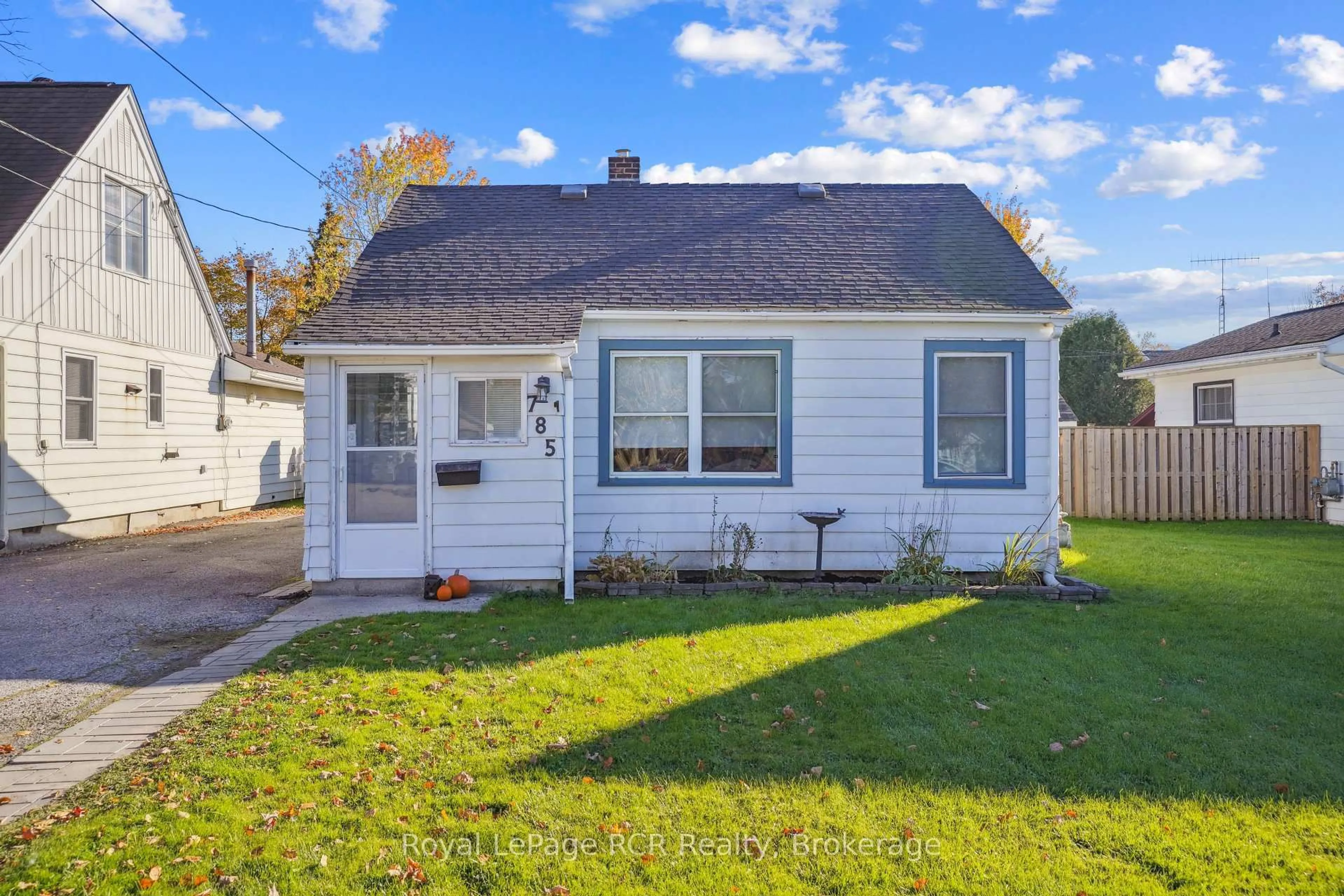 Home with vinyl exterior material, street for 785 6th 'A' St, Owen Sound Ontario N4K 1G6