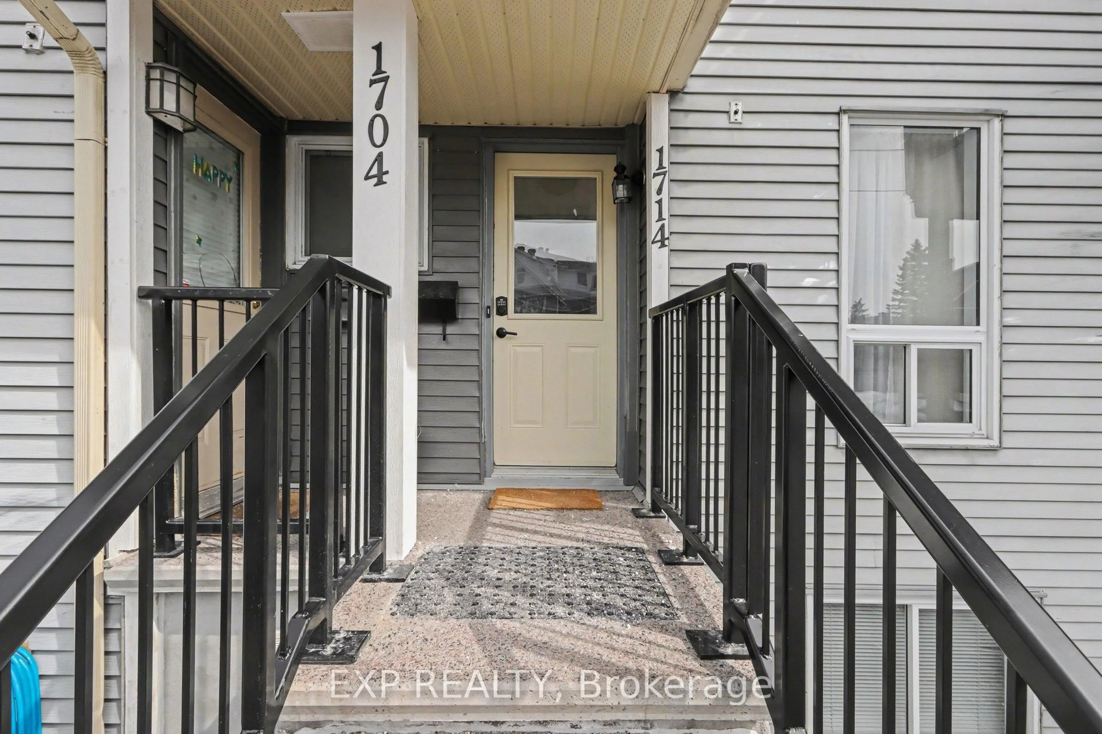 Indoor entryway for 1714 Tanguay Crt #55, Ottawa Ontario K2L 3X8