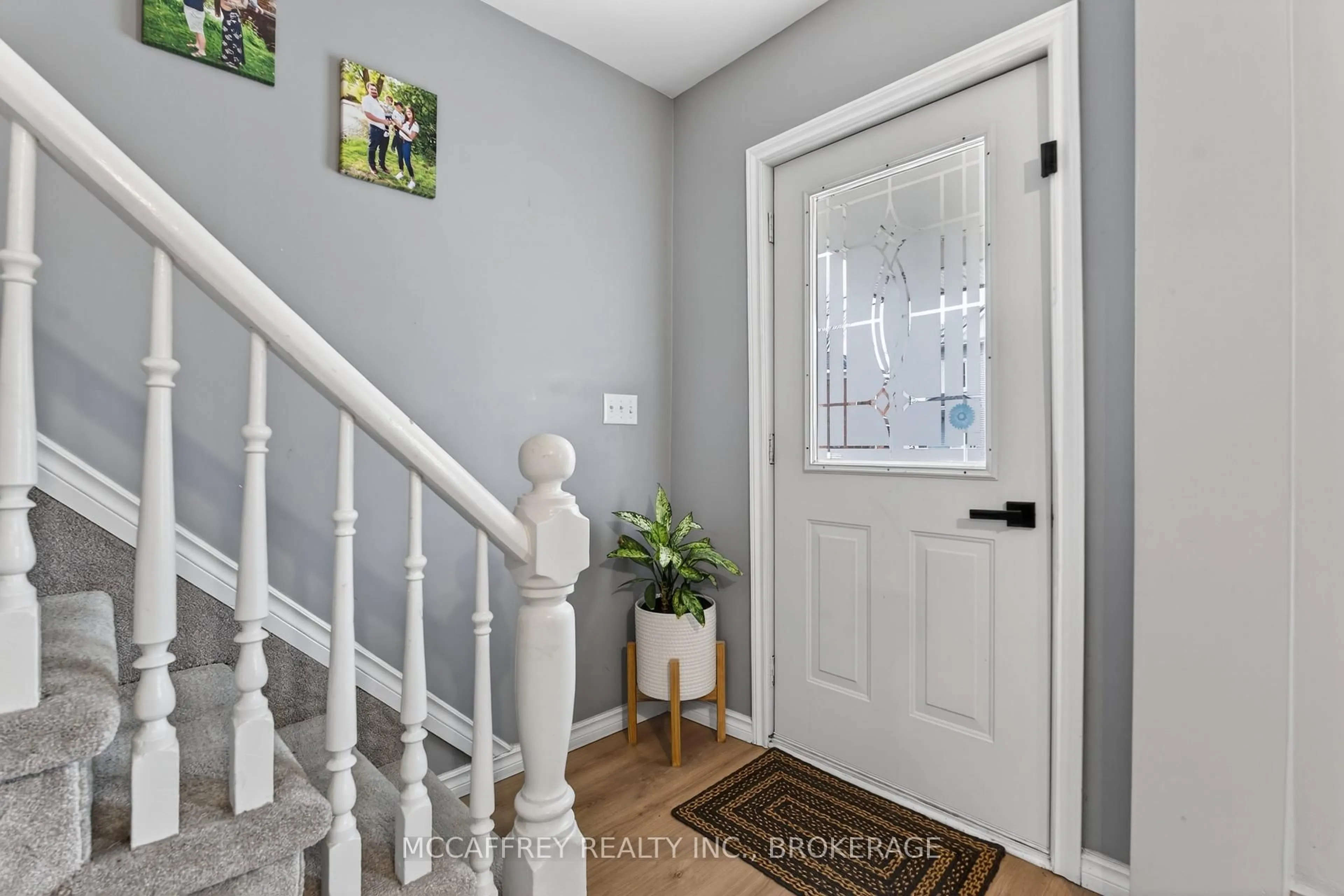 Indoor entryway for 427 Thomas St, Deseronto Ontario K0K 1X0
