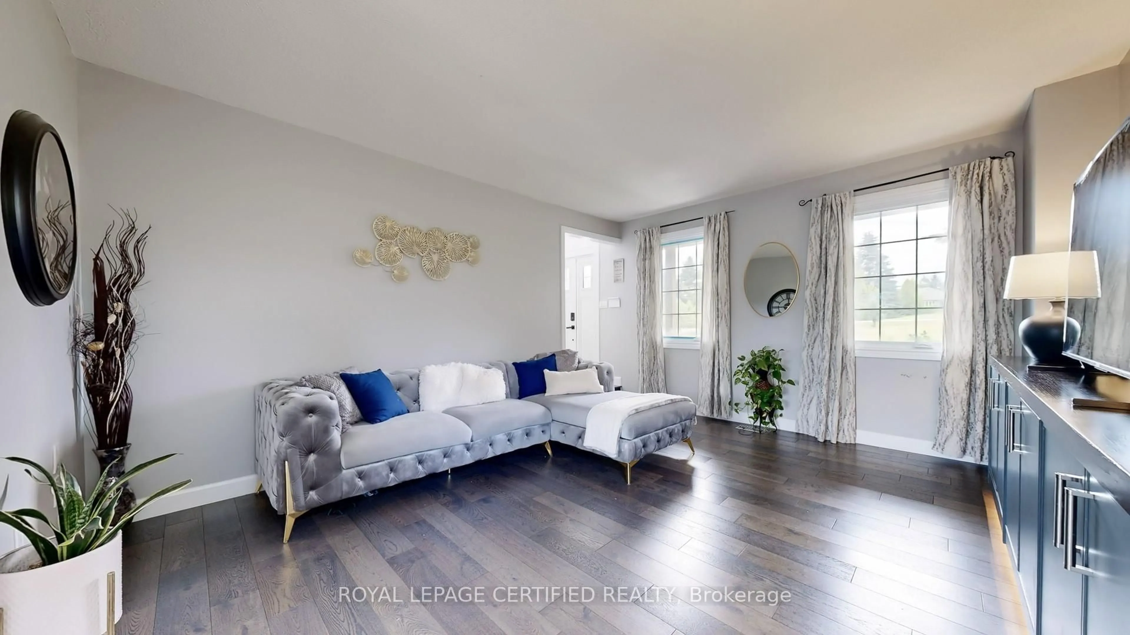 Living room with furniture, wood/laminate floor for 9 Oldfield Crt, Melancthon Ontario L9V 3G7