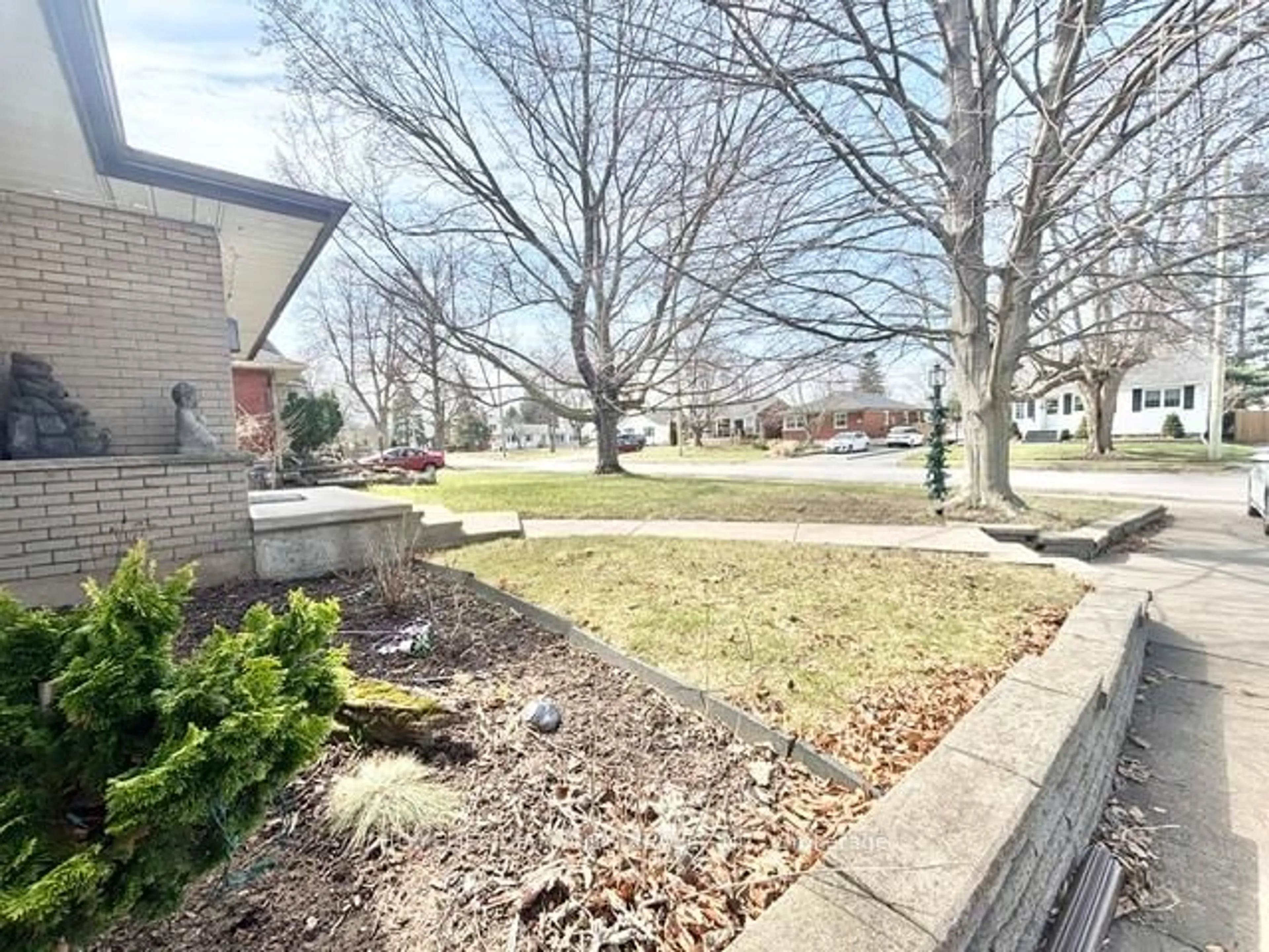 A pic from outside/outdoor area/front of a property/back of a property/a pic from drone, street for 6902 Dell Ave, Niagara Falls Ontario L2G 4V8