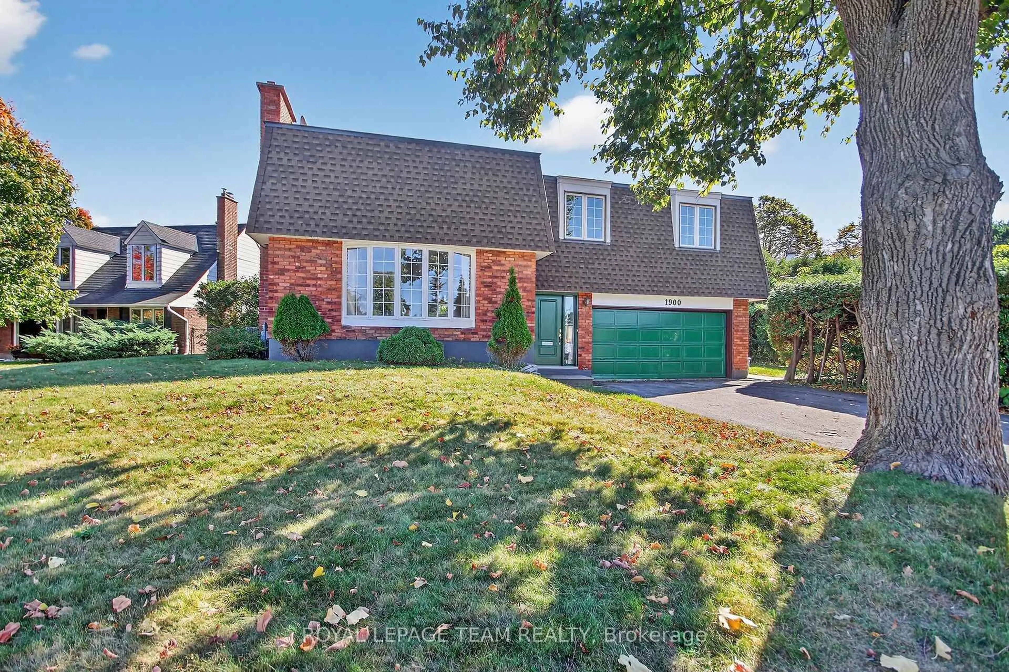 Home with brick exterior material, street for 1900 Southampton Crt, Ottawa Ontario K2C 0W3