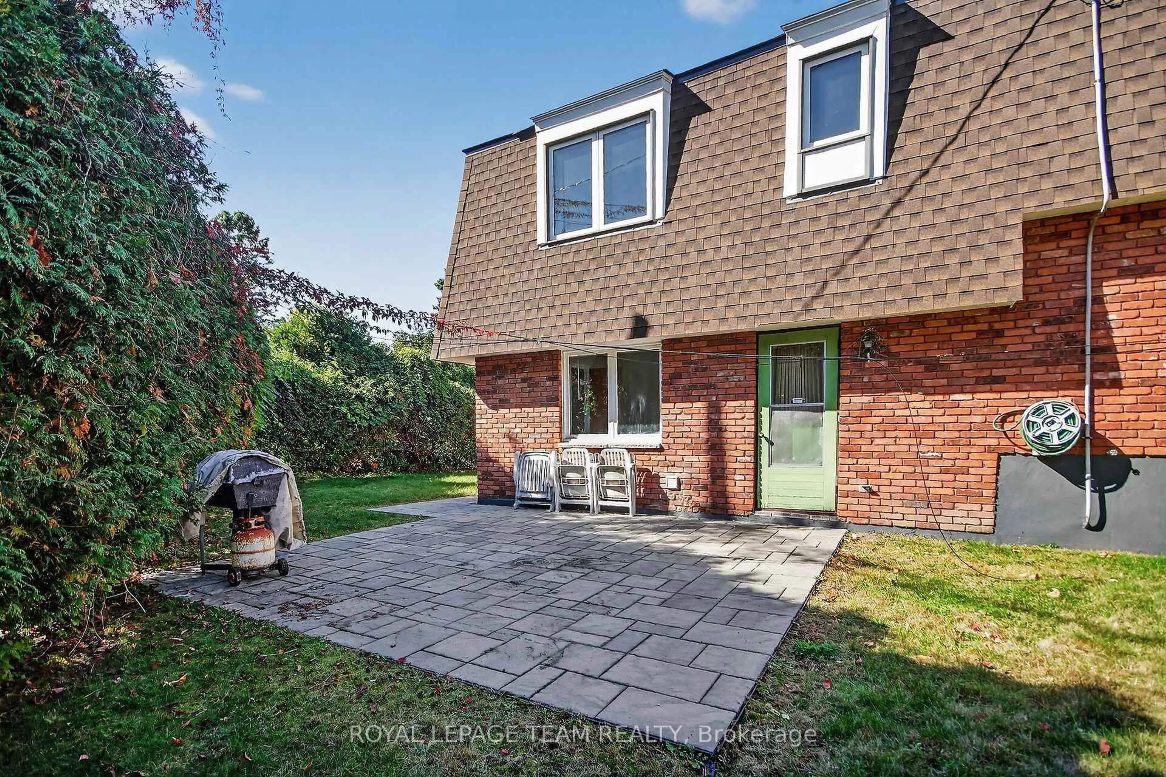 Home with brick exterior material, street for 1900 Southampton Crt, Ottawa Ontario K2C 0W3