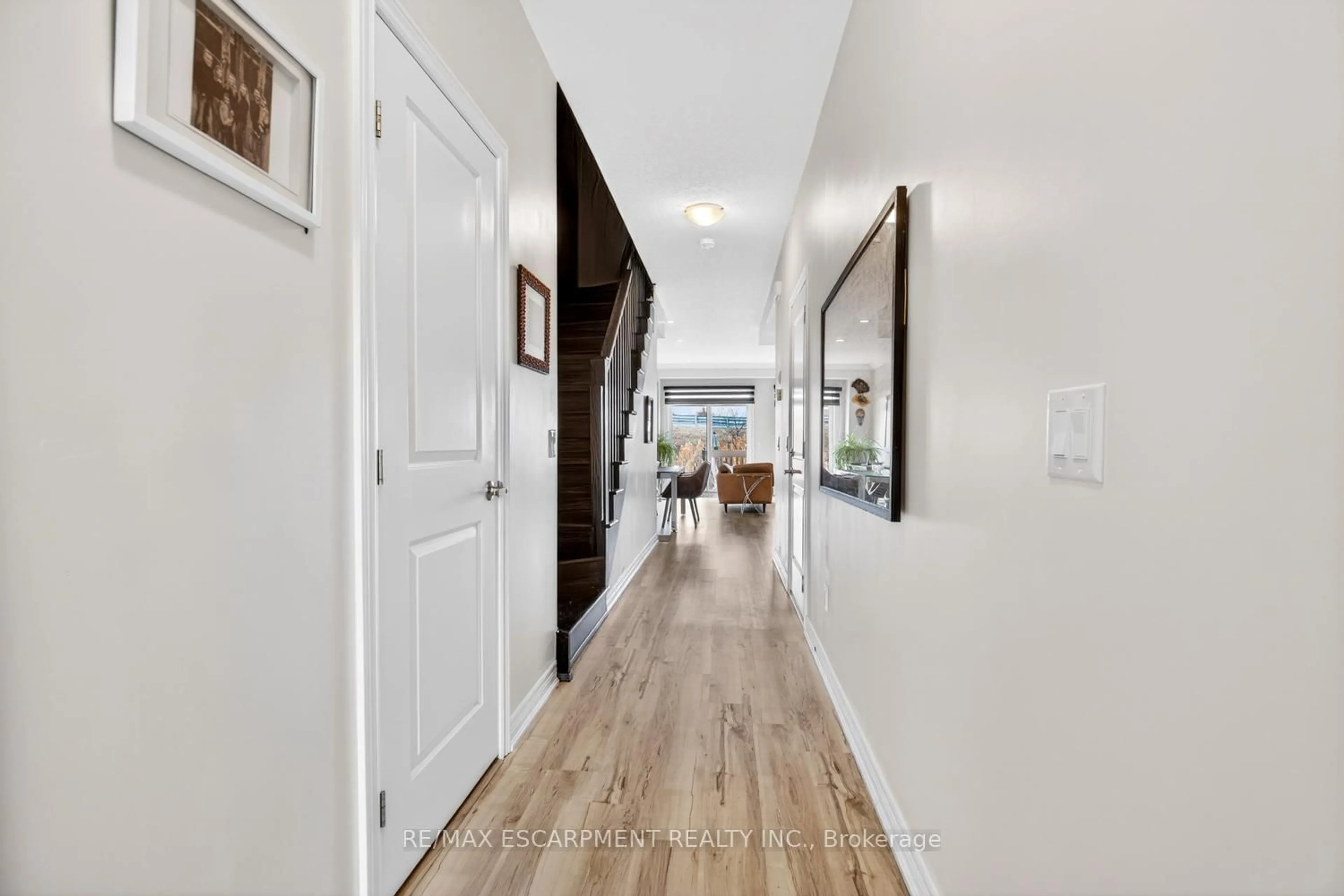 Indoor entryway for 27 Rachel Dr #12, Hamilton Ontario L8E 0K6